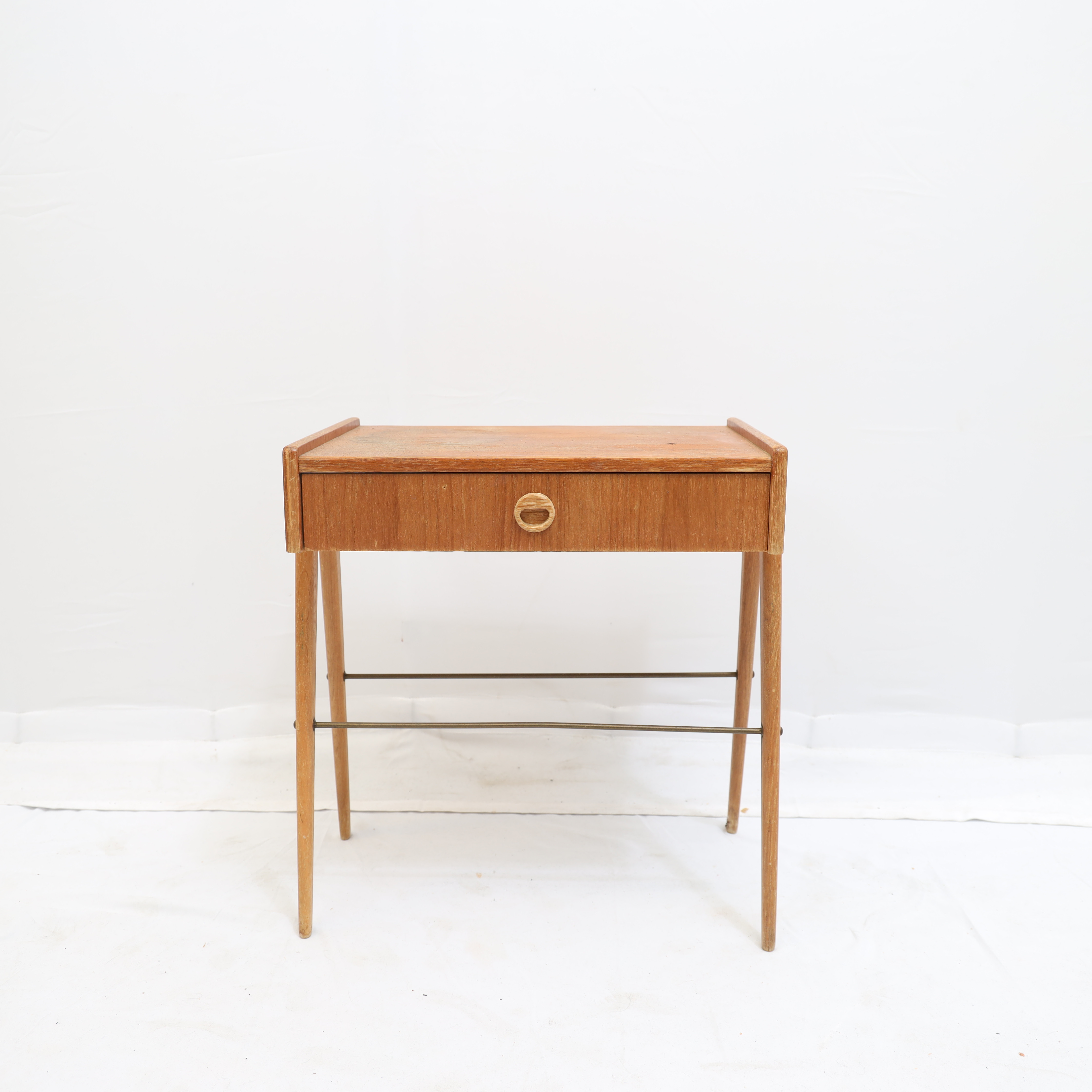 NATTDUKSBORD, 1950-1960-tal, teak, med en låda.