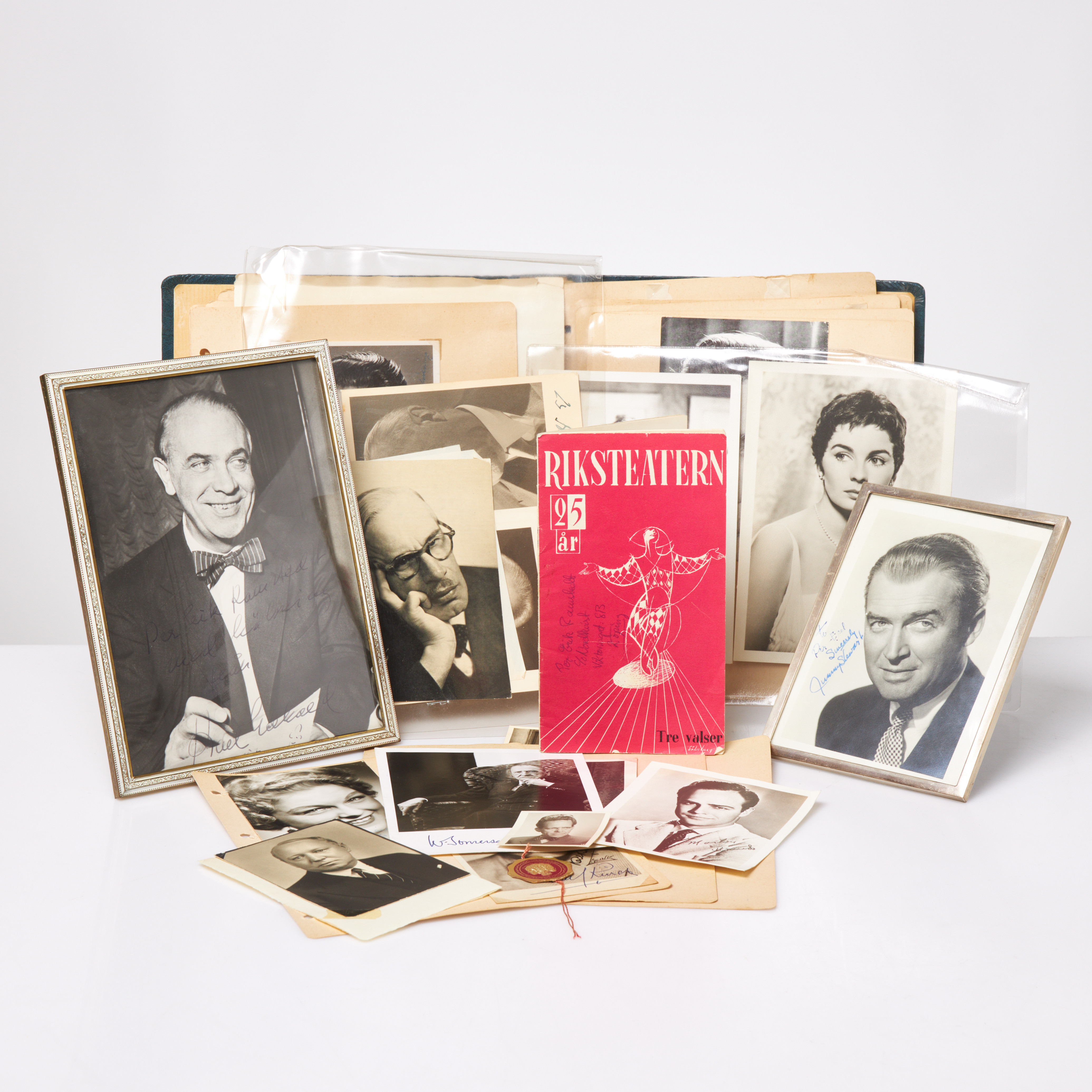 AUTOGRAFER/SIGNATURER. Album, 1956-58, bl a Svenska idrottare, Svenska Landshövdingar, ministrar, Svenska samt utländska skådespelare.
