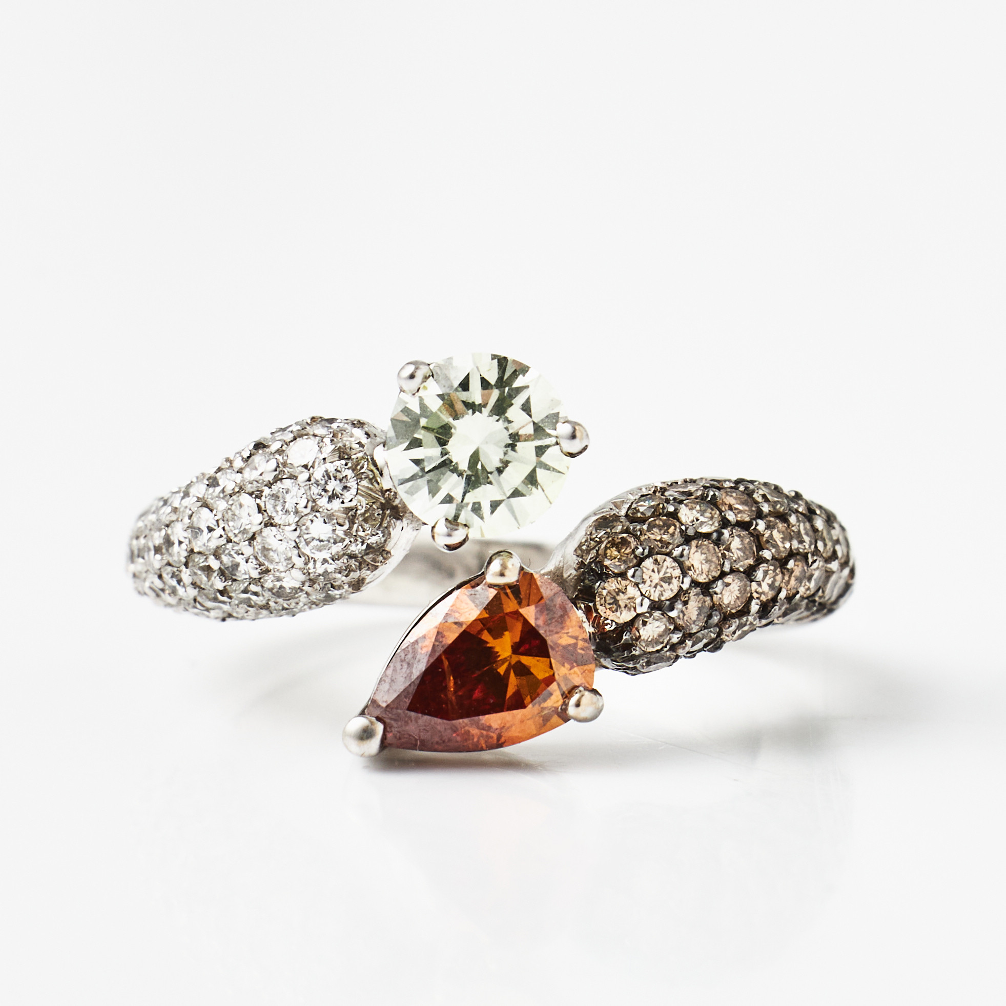 RING, 18 k vitguld, briljant ca 0,64 ct, Fancy Color/SI, pendelocqueslipad Fancy Brown ca 0,60 ct/Inclusions, skena på vardera sida med dekor av 47 färglösa briljanter totalt ca 0,61 resp. 47 bruna briljanter totalt ca 0,60 ct, utländska stämplar.