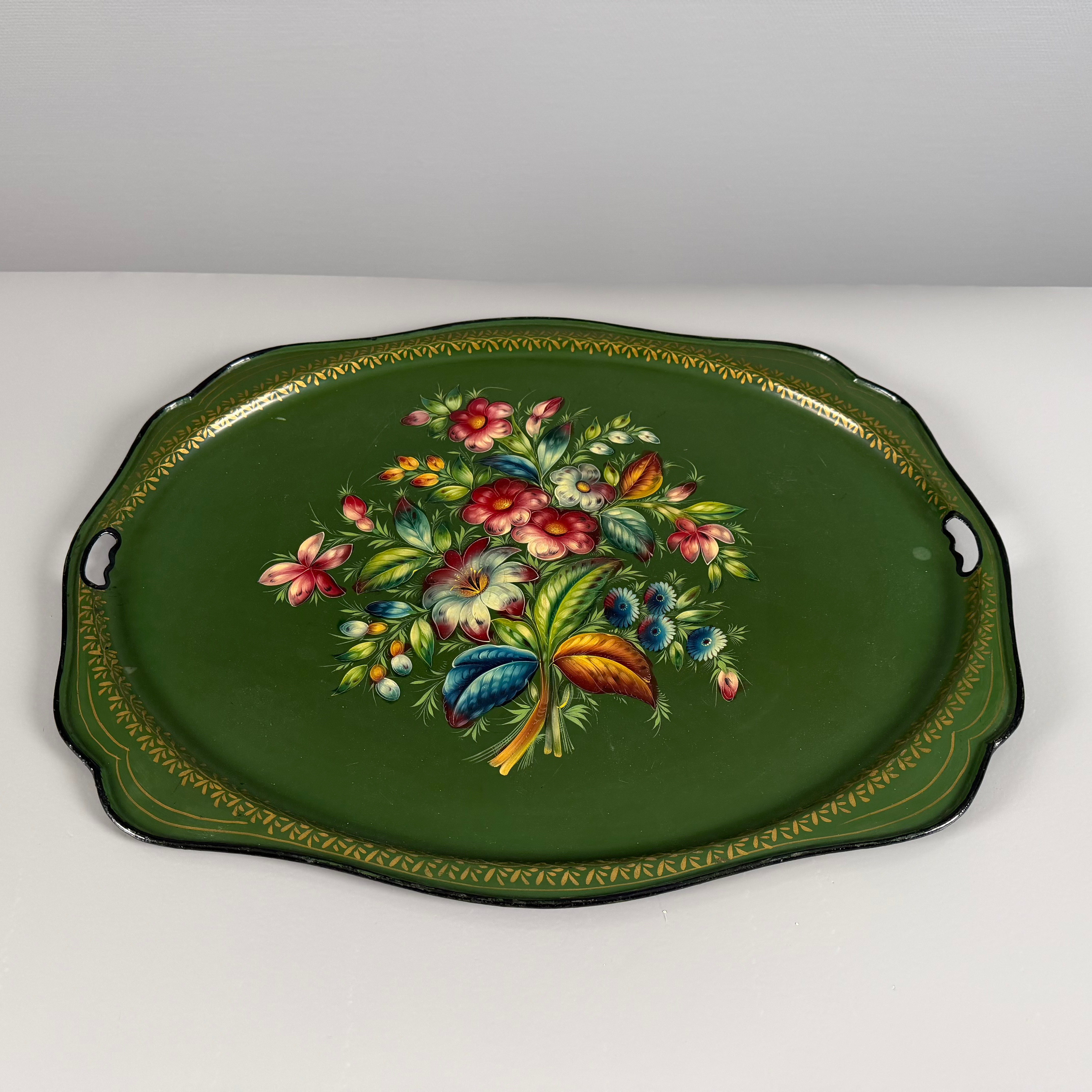 SERVERINGSBRICKA, 1900-talets första hälft, bemålad plåt, konturerad form, rullad kant, dekormåleri av blomster.
