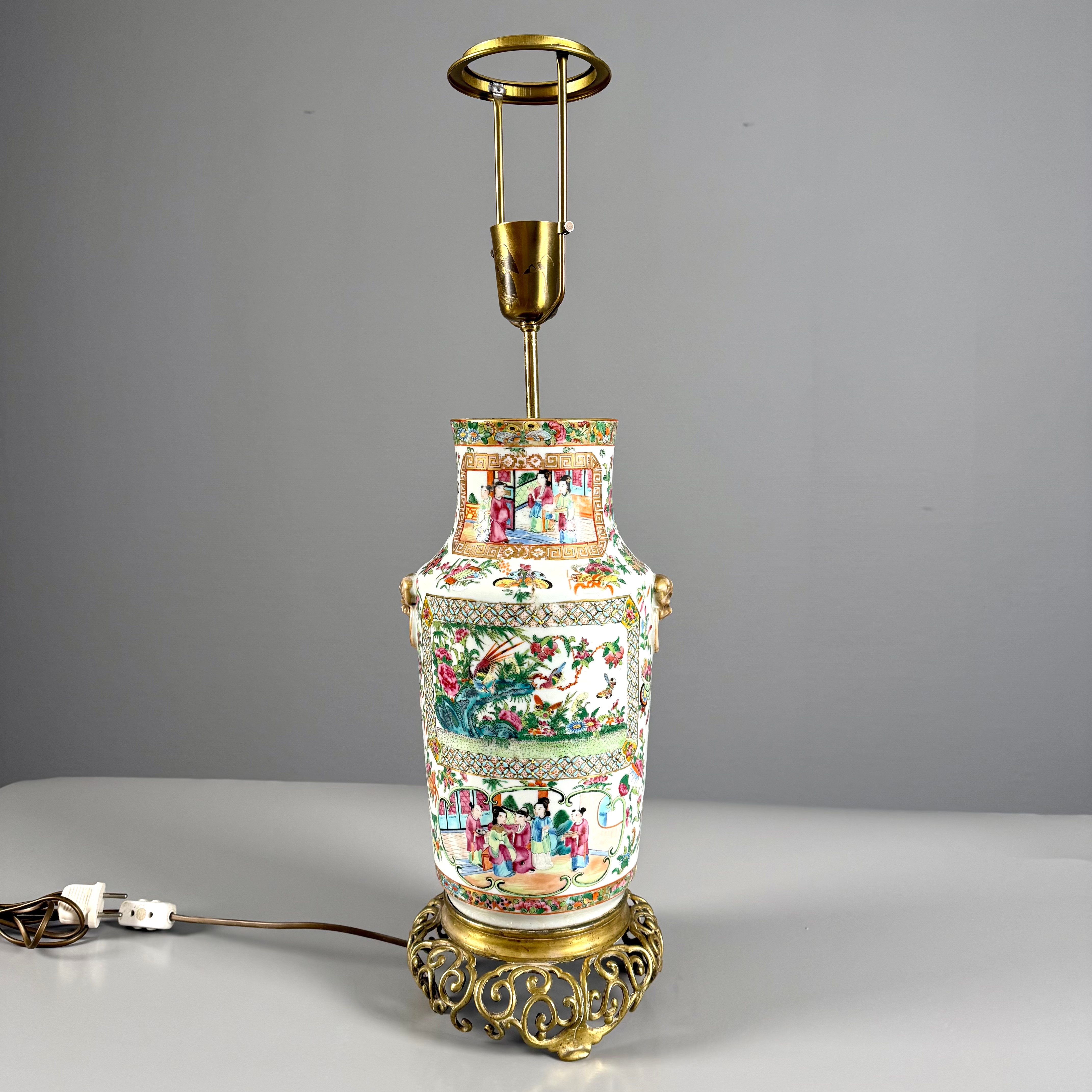 BORDSLAMPFOT, omarbetad vas, porslin, Kina, 1800-tal, Kanton, dekor i s ka Rose Medallion, rik dekor i emaljfärger av kartuscher med blommor och fåglar samt figurscener, fot/sockel i gulmetall med genombruten dekor.