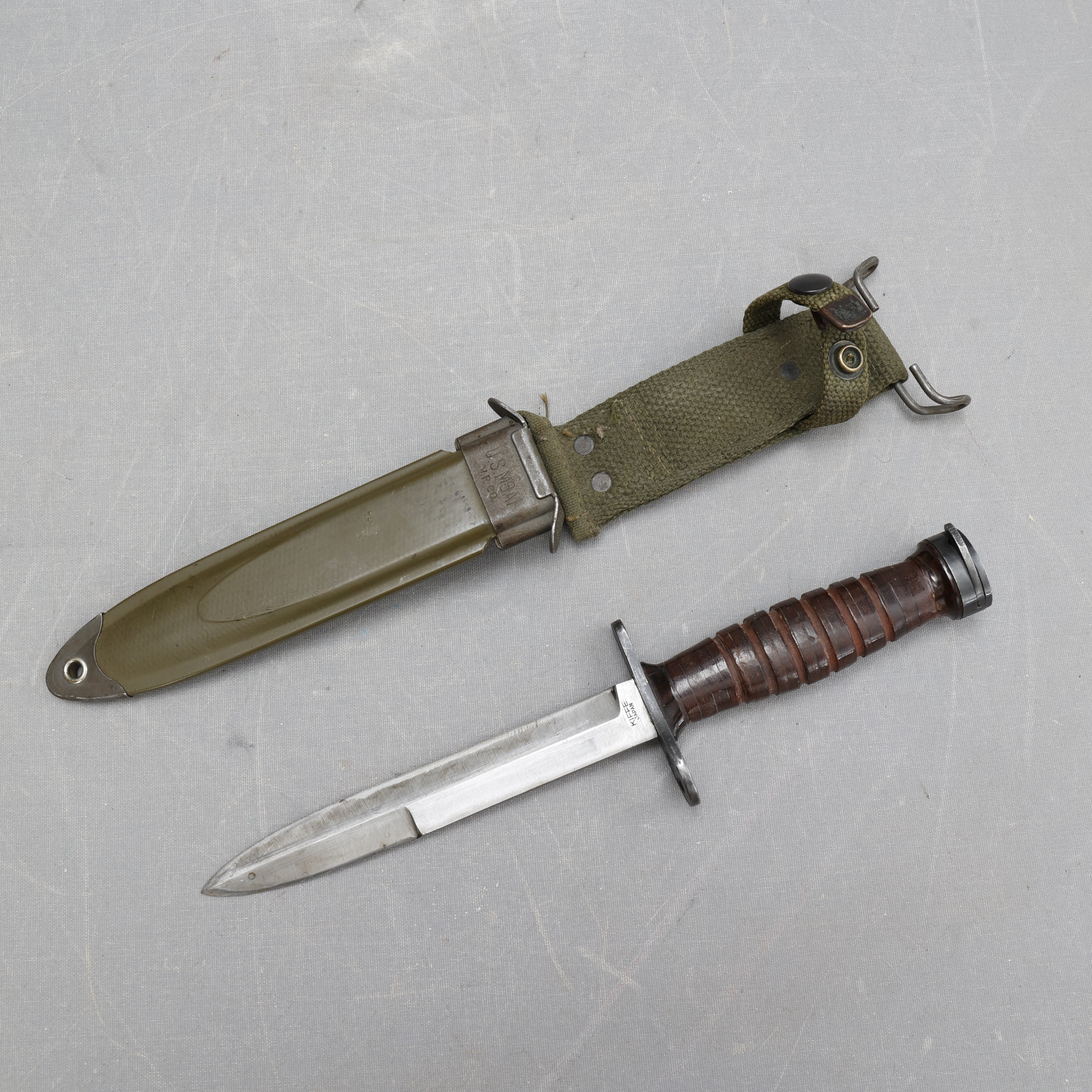 KNIVBAJONETT M4,Kiffe Japan, Balja US M8A1, Victory plastics company.