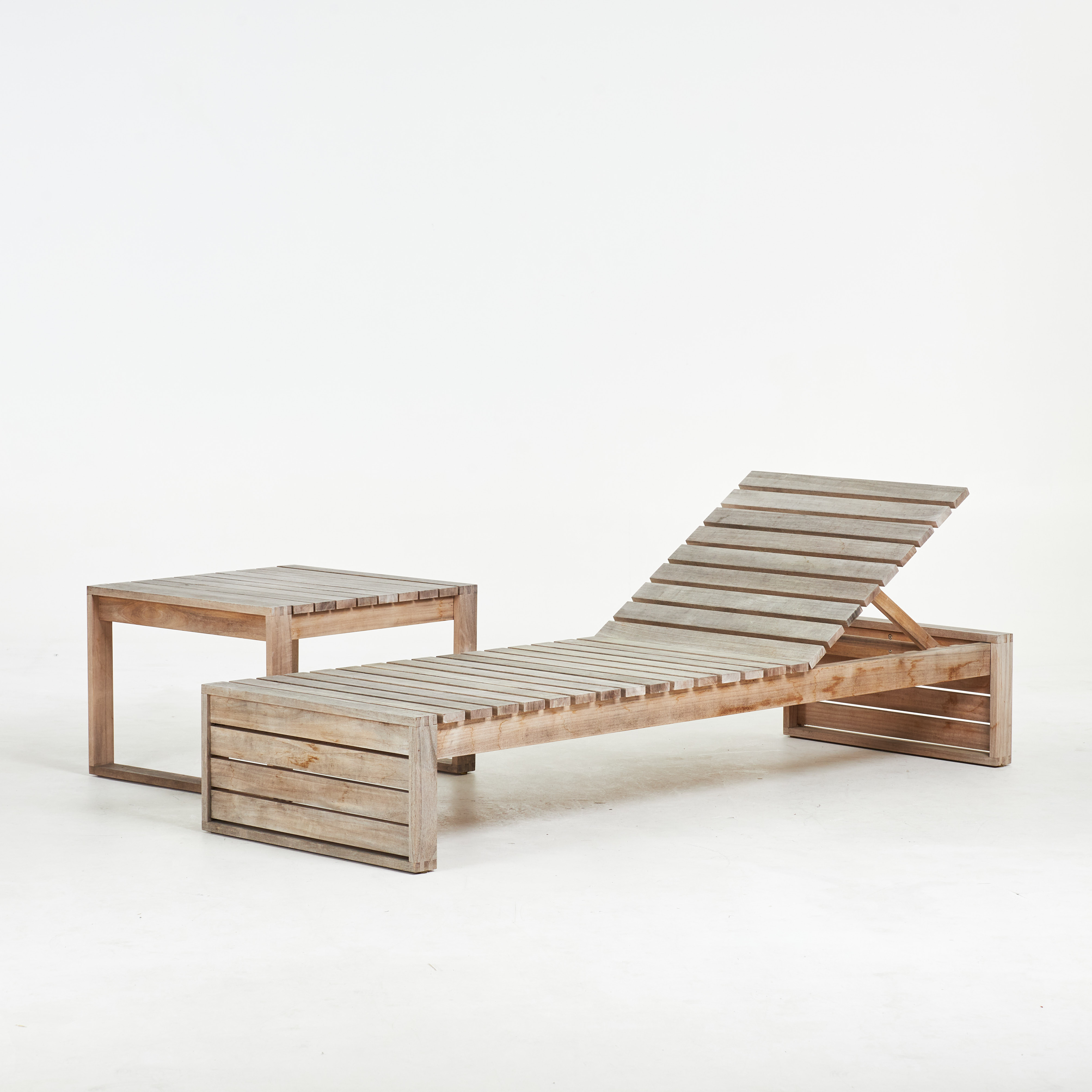 BODIL KJÆR. Solsäng, sidobord, 2 dlr, "BK 14", teak, märkta, Carl Hansen & Søn, samtida tillverkning.