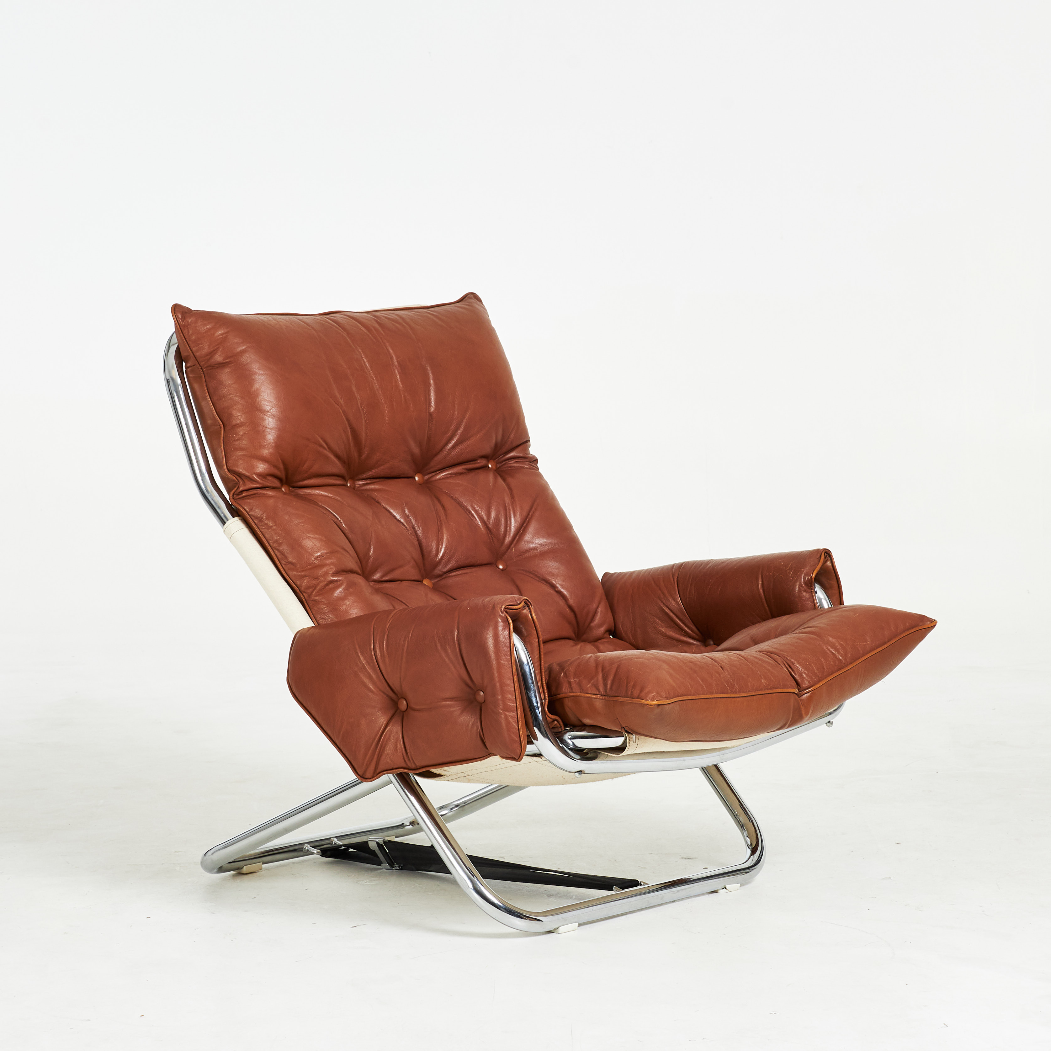FÅTÖLJ. "Viggen Lyx", 1970-tal, Värnamo, skinnklädsel, kromad stomme.