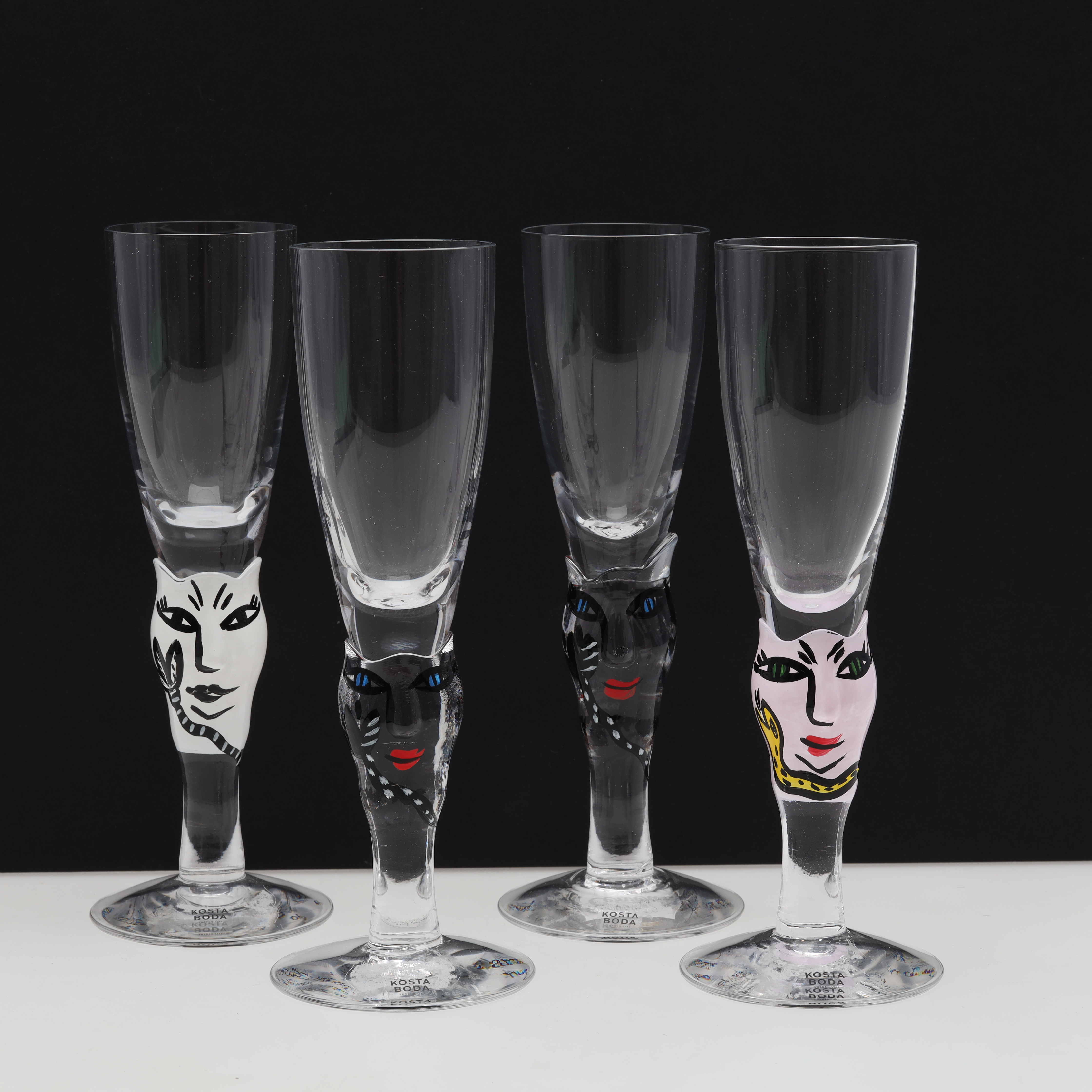 ULRICA HYDMAN-VALLIEN. SHOTGLAS 4 st "open minds" Kosta.