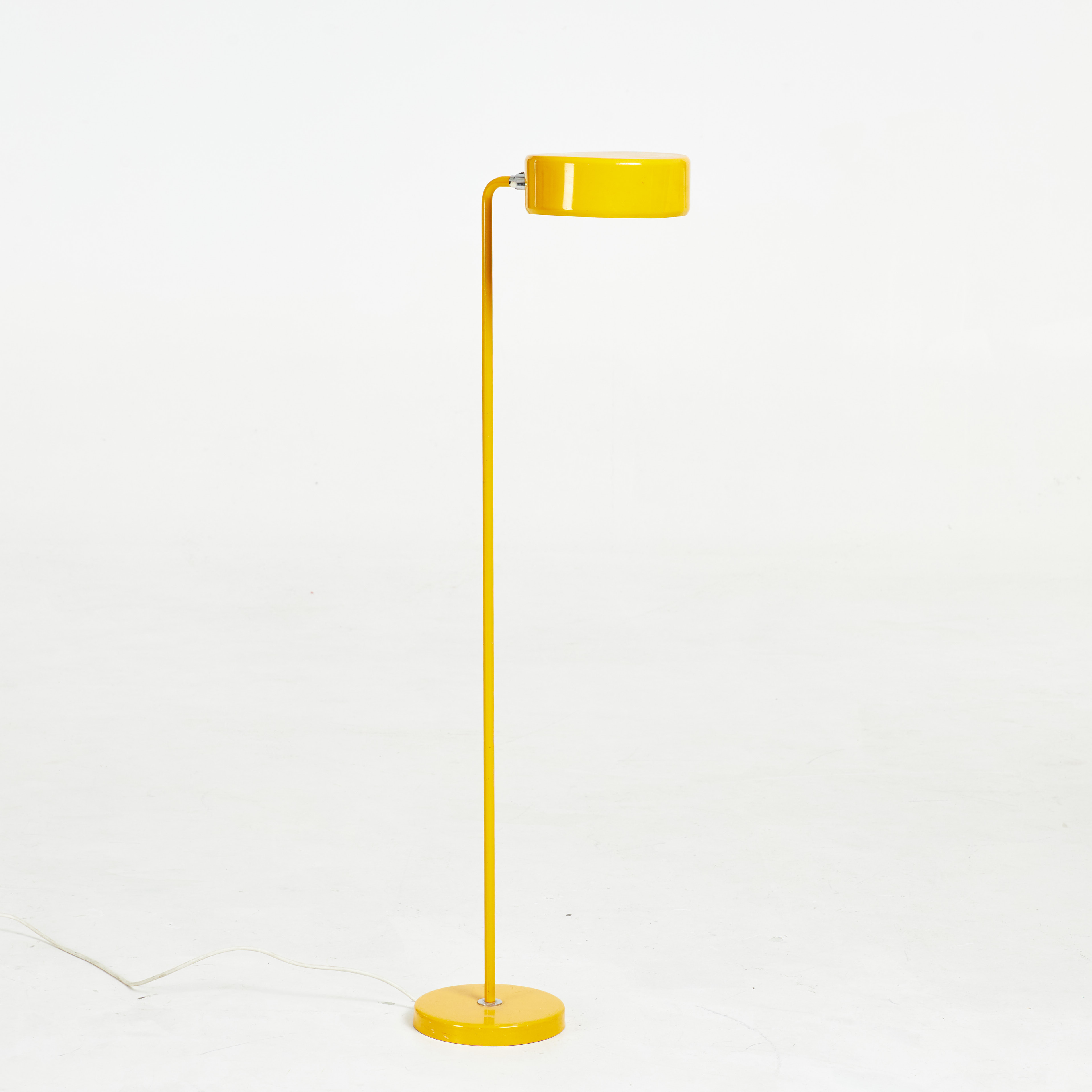 ANDERS PEHRSON. Golvlampa, "Simris", gullackerad metall, två ljuspunkter, etikettmärkt, Ateljé Lyktan.