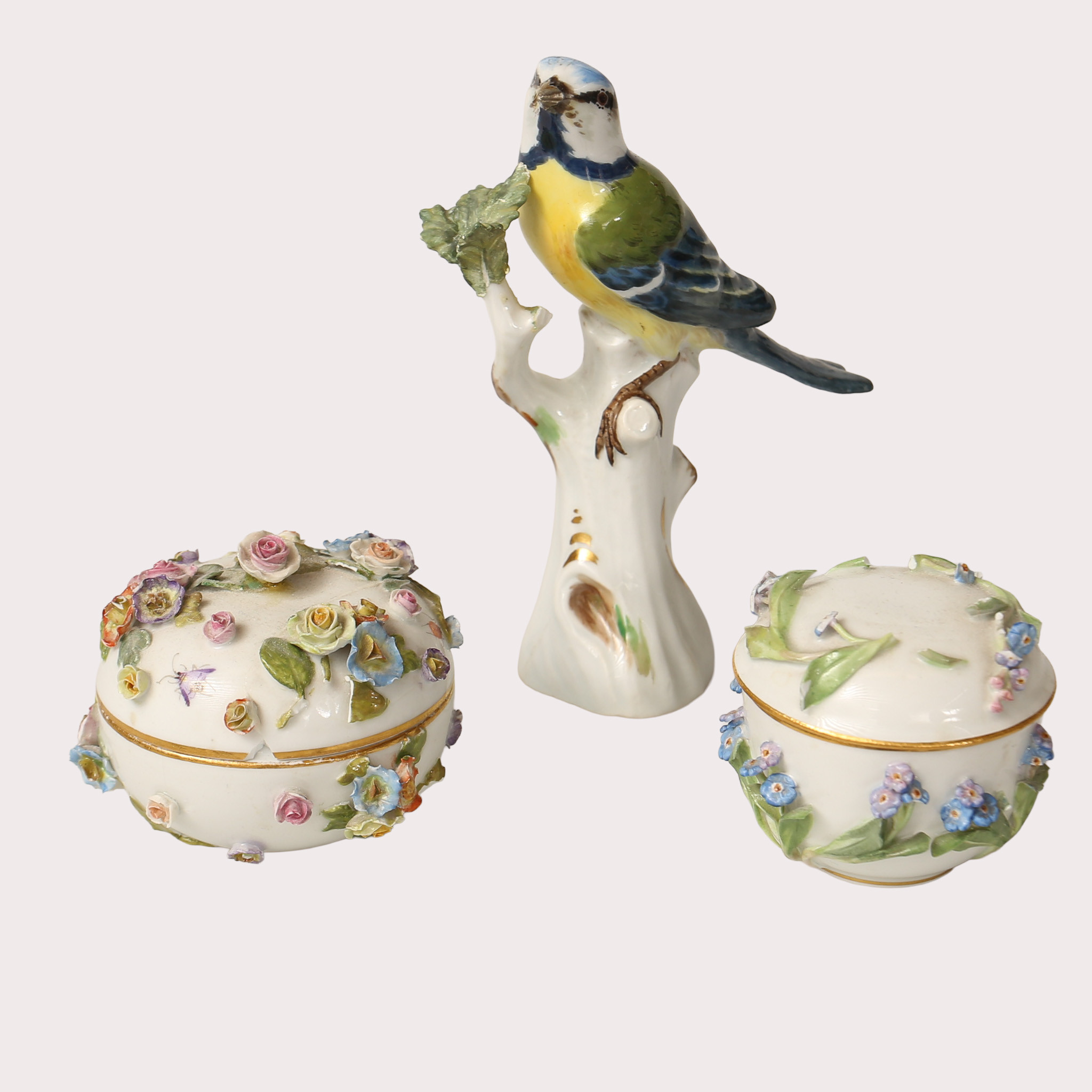 FÅGELFIGURIN SAMT TVÅ LOCKDOSOR, porslin, Meissen, Tyskland.