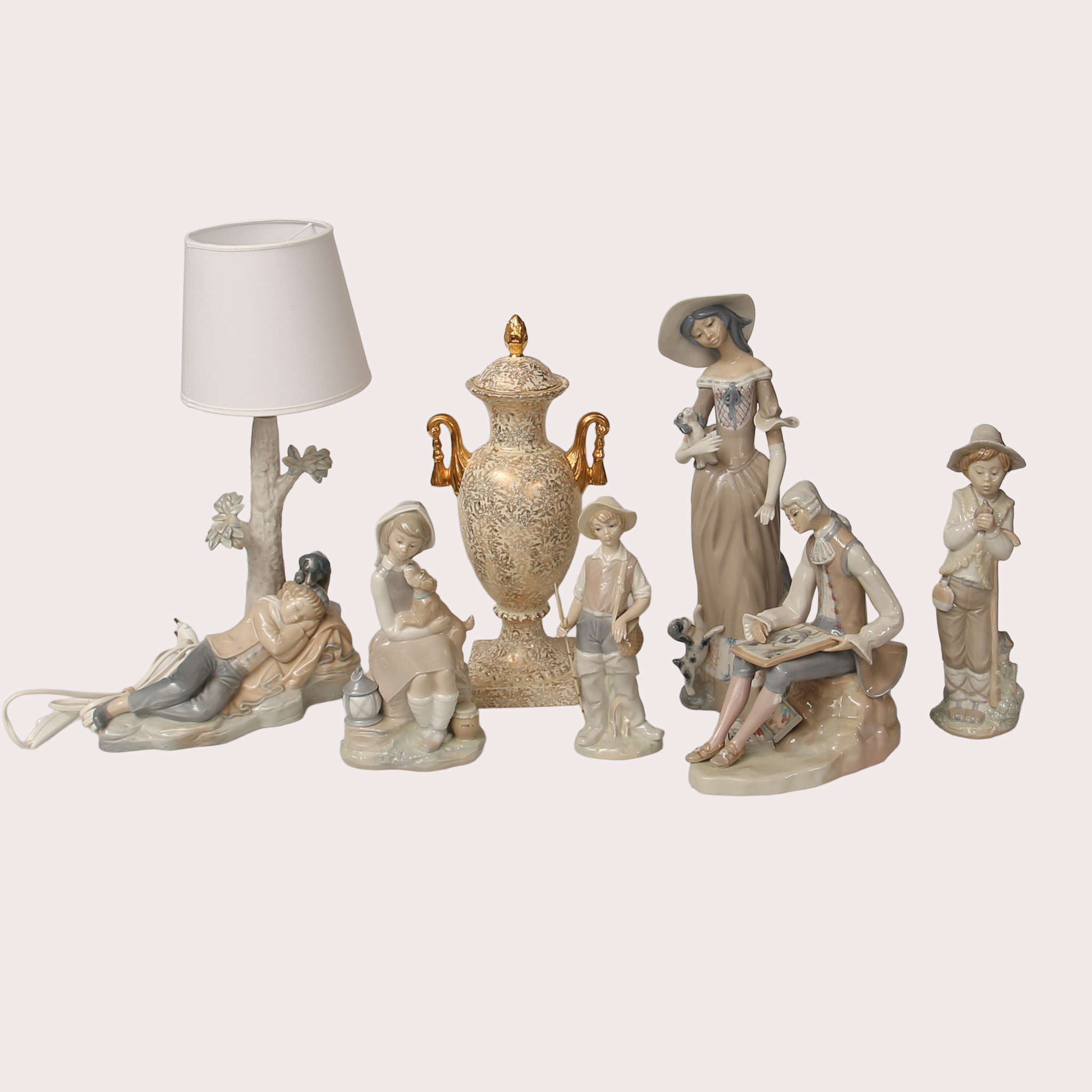 FIGURINER, porslin, Lladro, Casades mm samt hänkelvas Staffordshire England, totalt 7 delar.