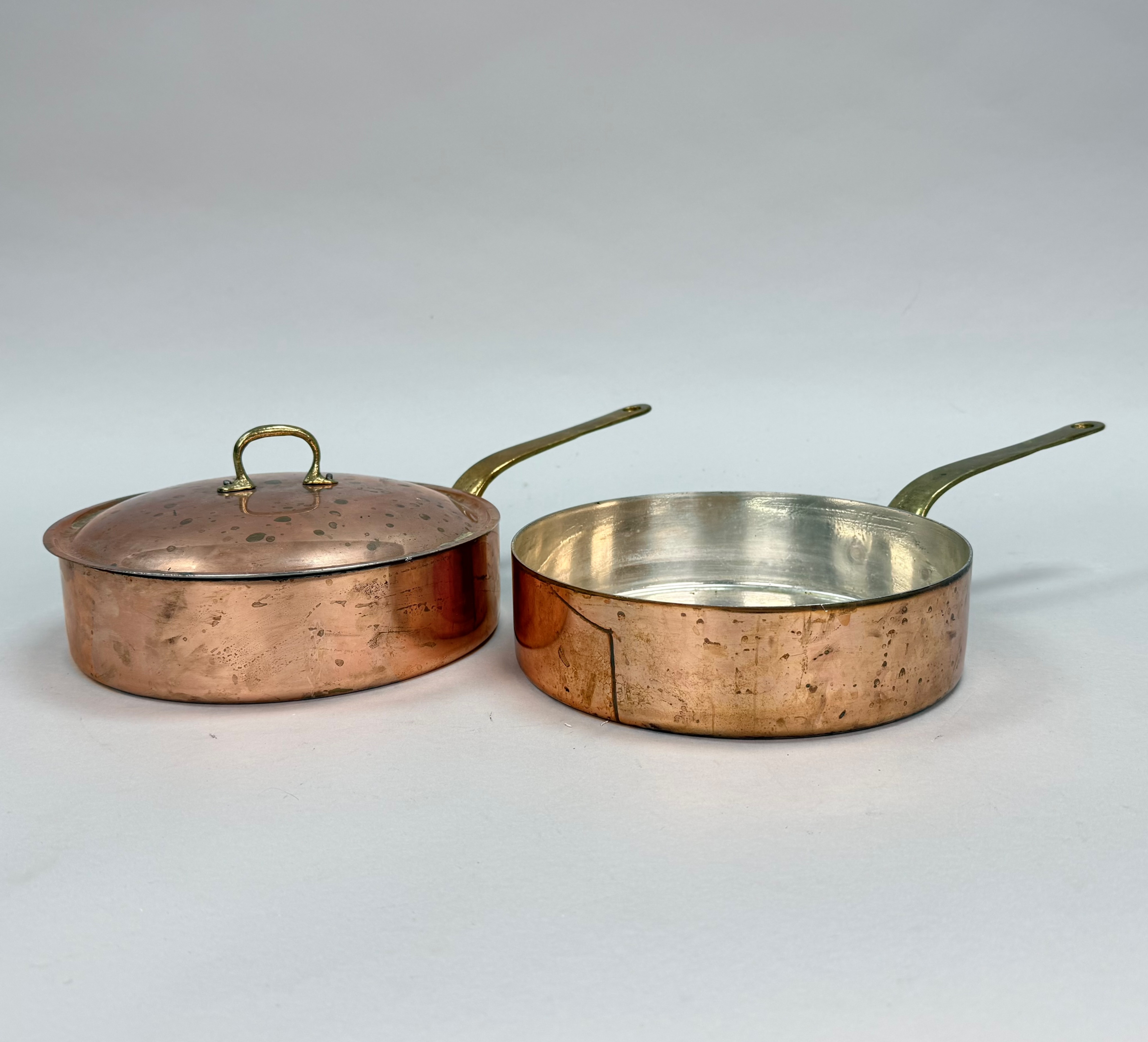 TRAKTÖRPANNOR - 2 st Koppar med mässing handtag, Dala, Made in Sweden.