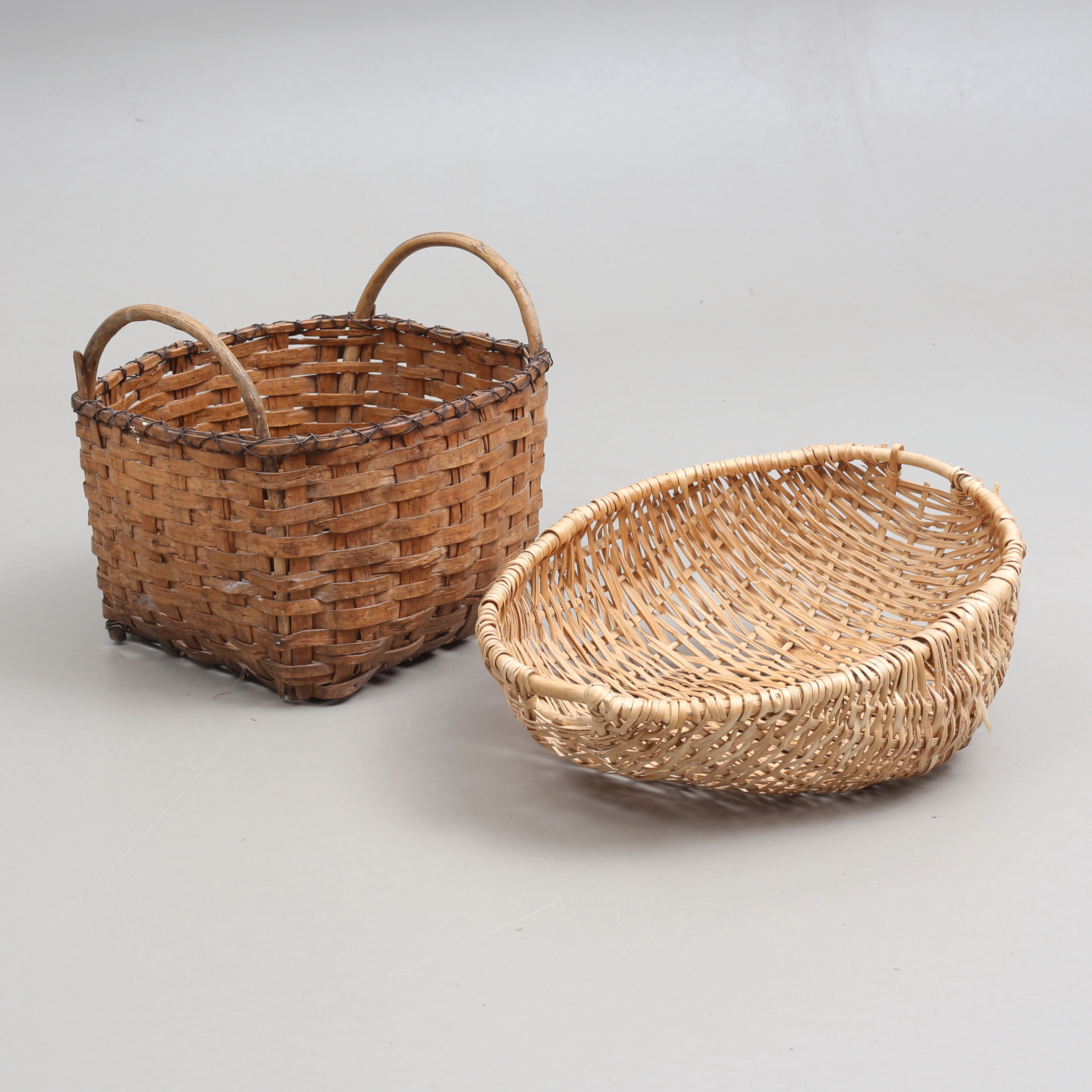 KORGAR, 2 st, flätade, 1900-tal.