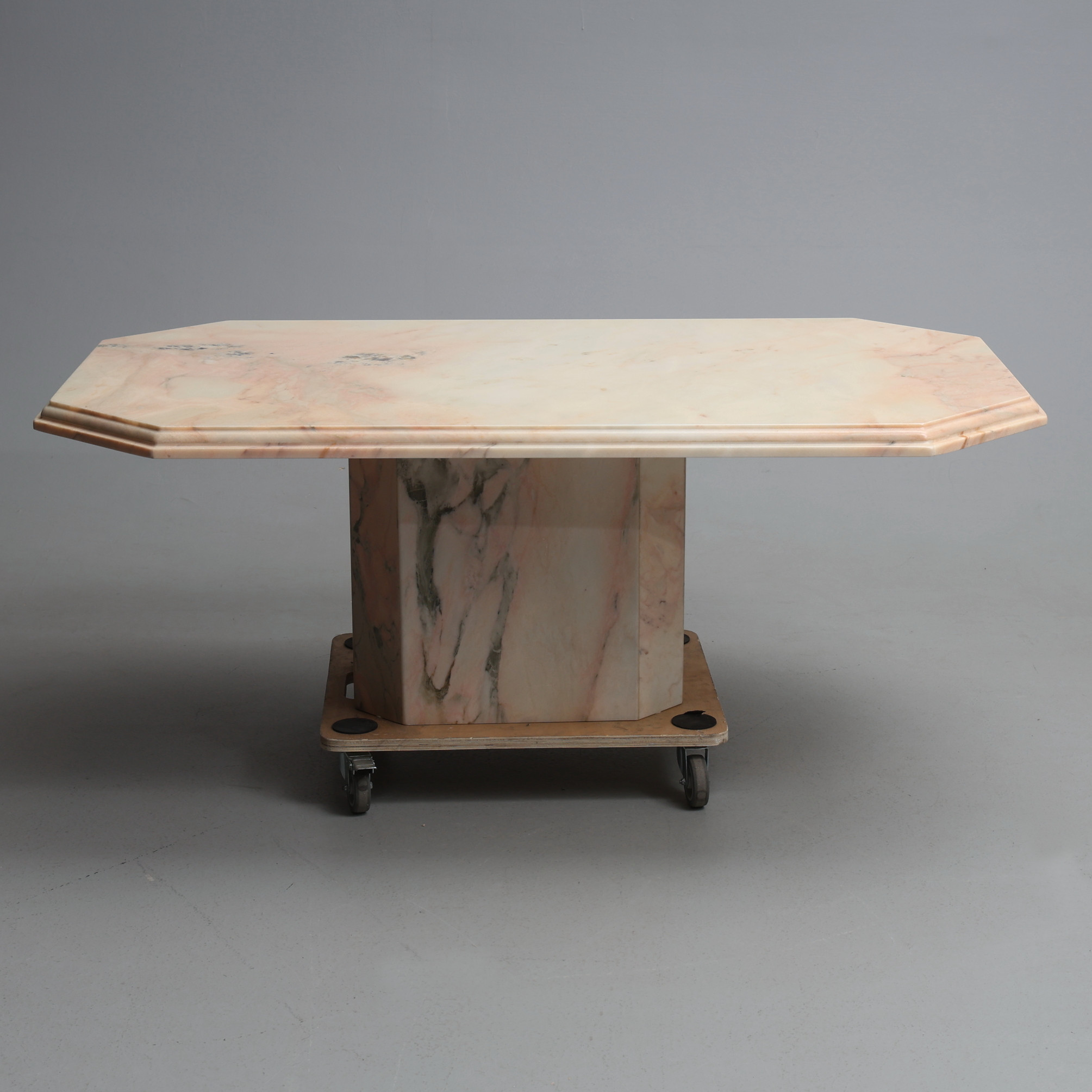 SOFFBORD. marmor, 1900-talets andra hälft.