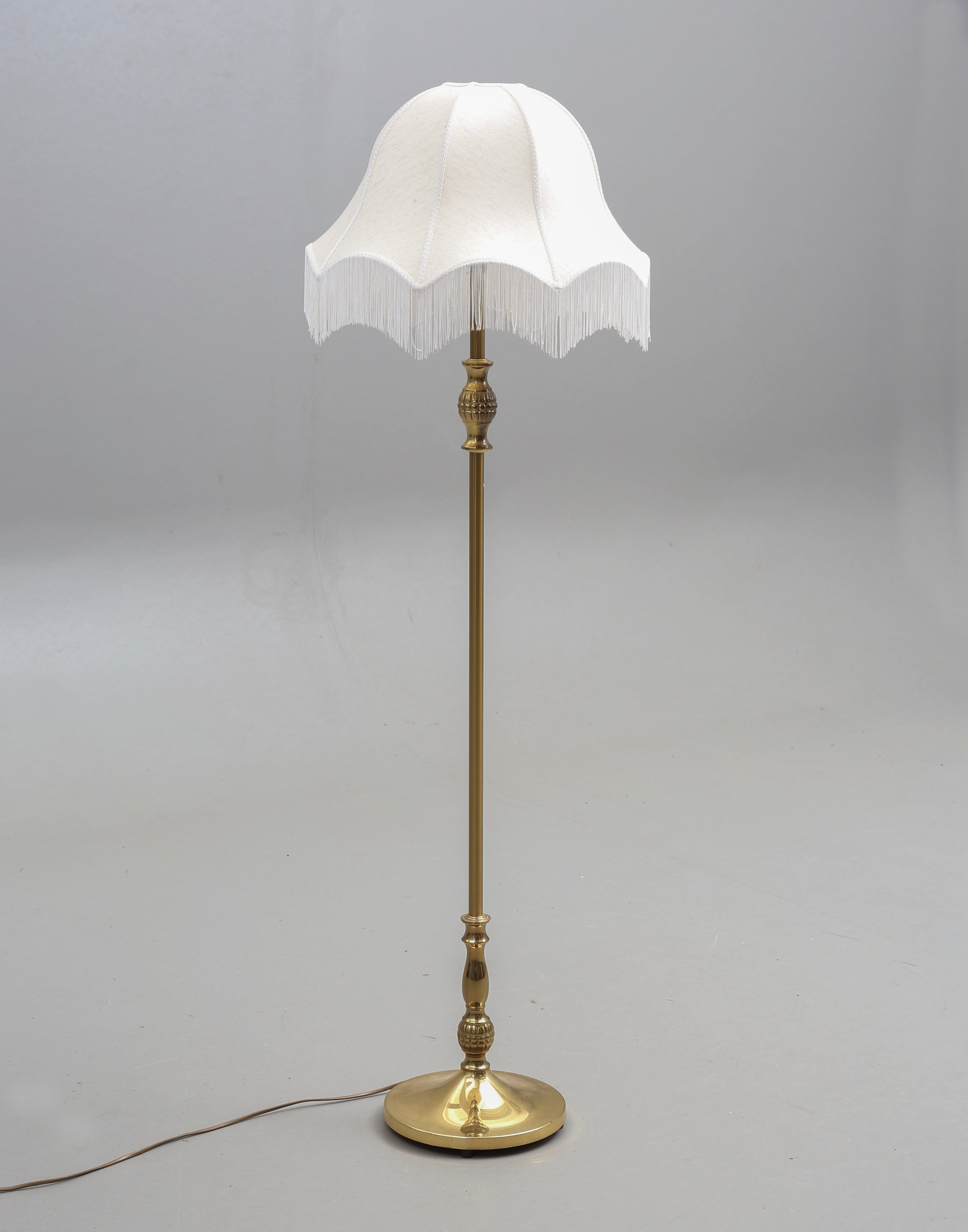 GOLVLAMPA, gulmetall, 1900-talets andra hälft.