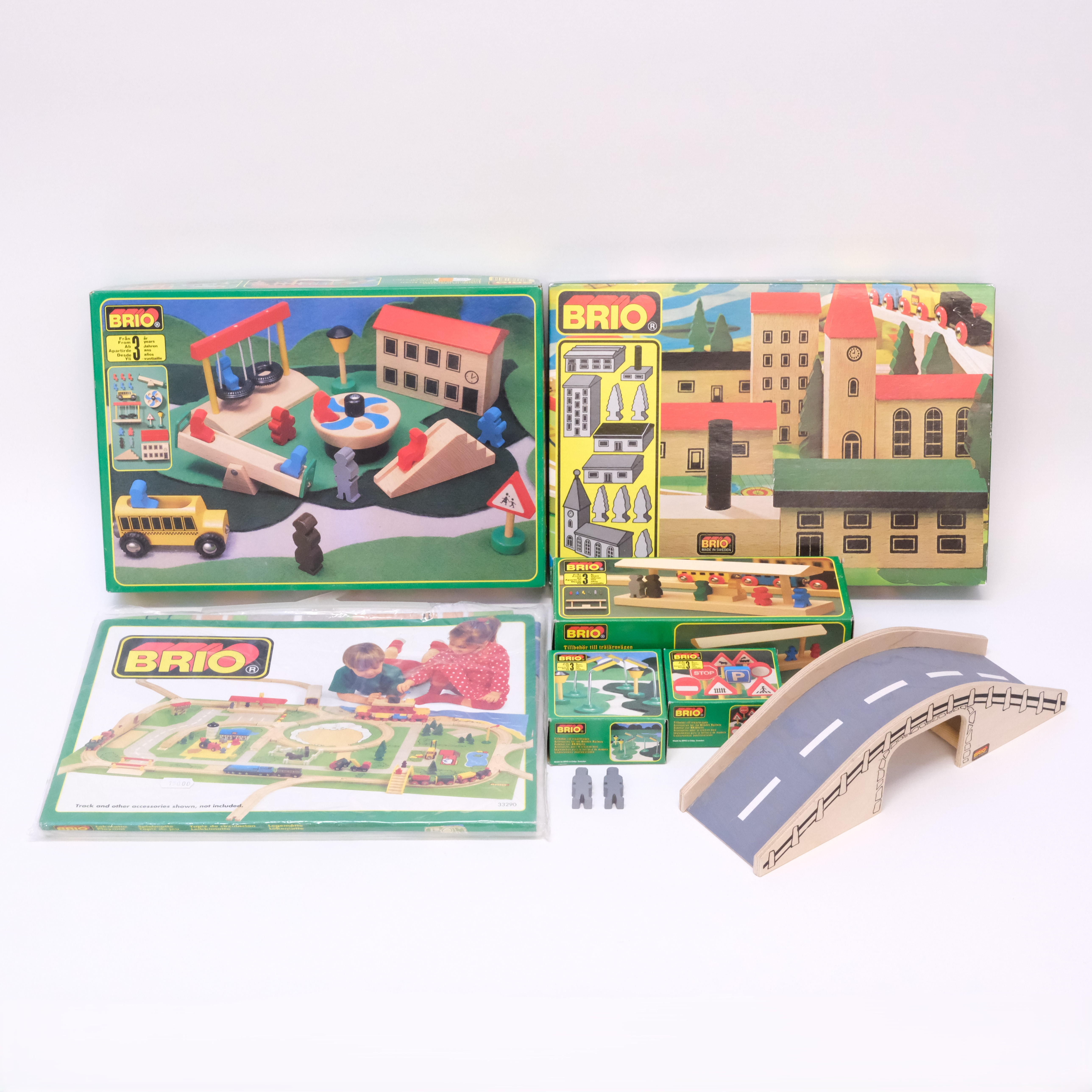 BRIO, TILLBEHÖR TILL TRÄJÄRNVÄG, B.LA STAD, LEKPLATS, VÄGBRO.