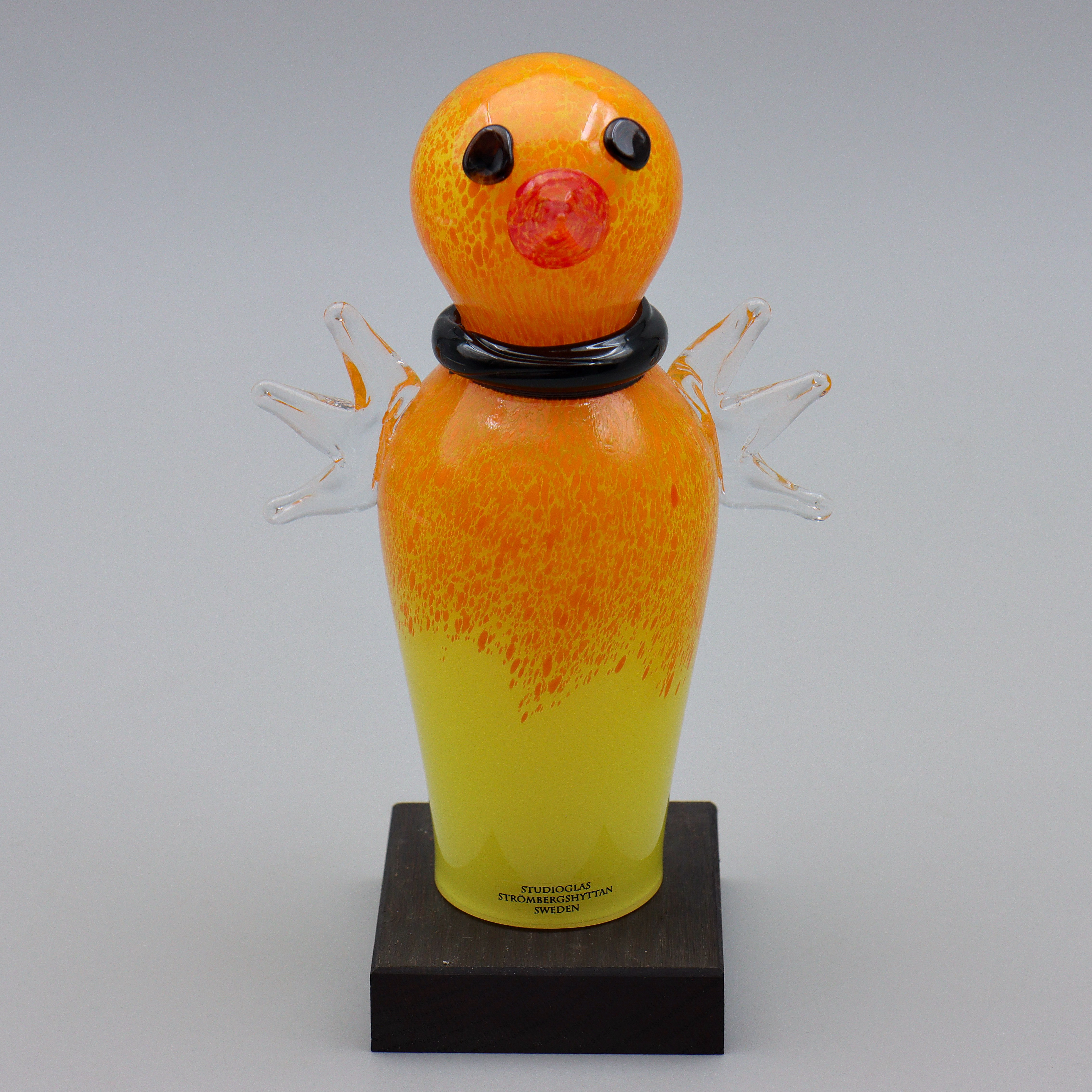 ANNA ÖRNBERG, FIGURIN PÅ SOCKEL, GLAS, STRÖMBERGSHYTTAN, SIGNERAD.