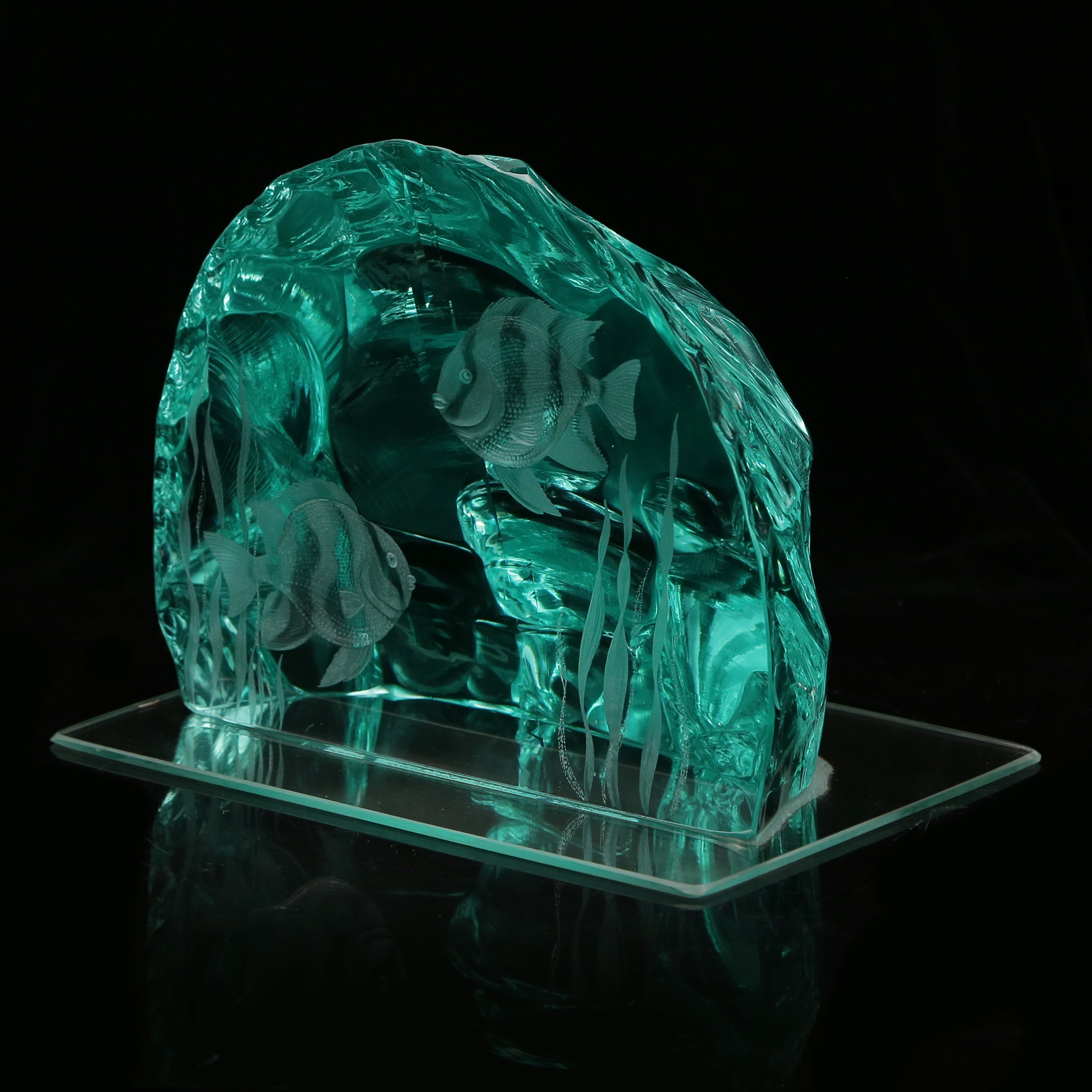 SKULPTUR "FISKAR" GLASBLOCK PÅ SPEGEL, HOVMANTORP, SIGNERAD.