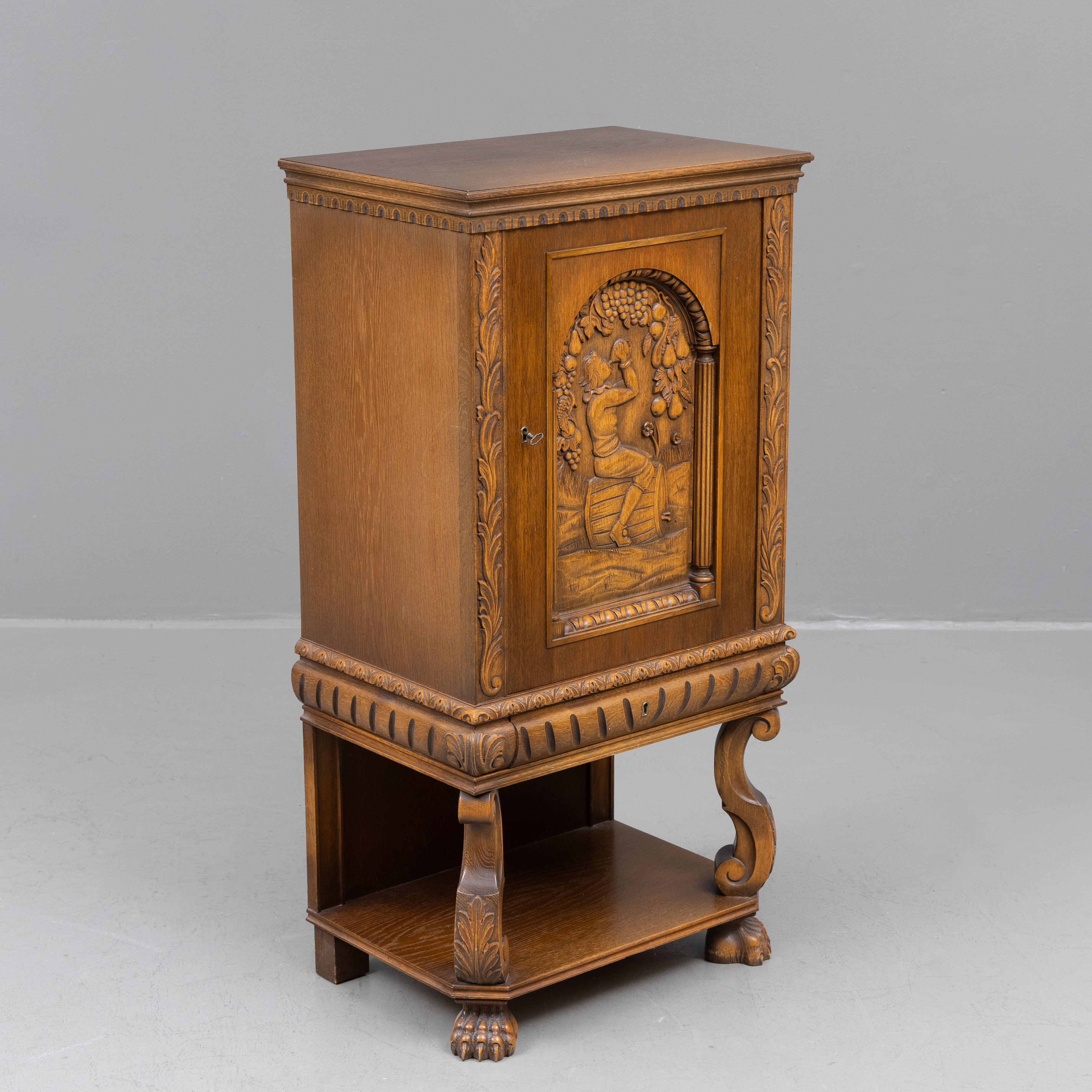 TOBAKSSKÅP, ek, barockstil, 1900-talets mitt.
