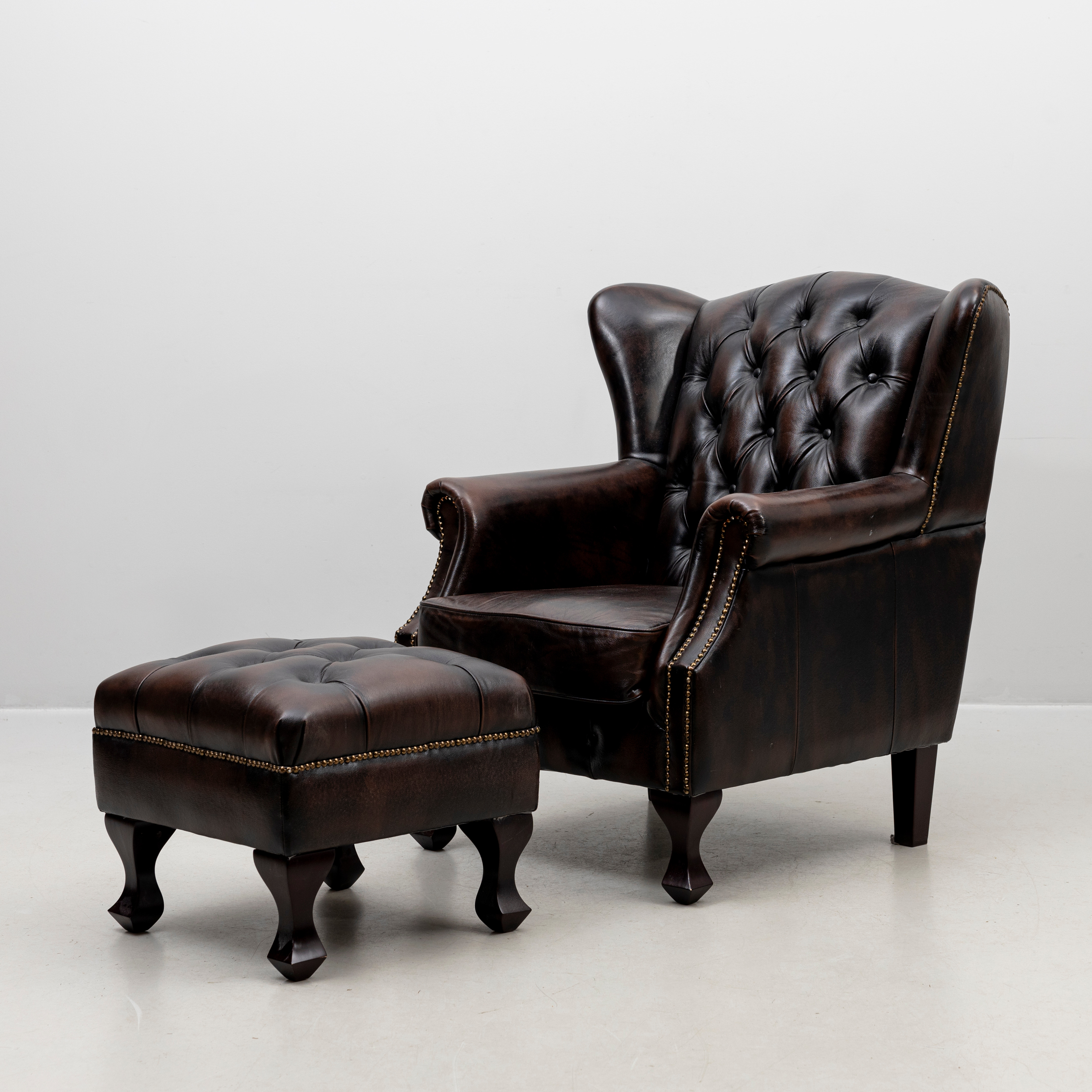FÅTÖLJ med FOTPALL, chesterfield-modell,2000-tal.