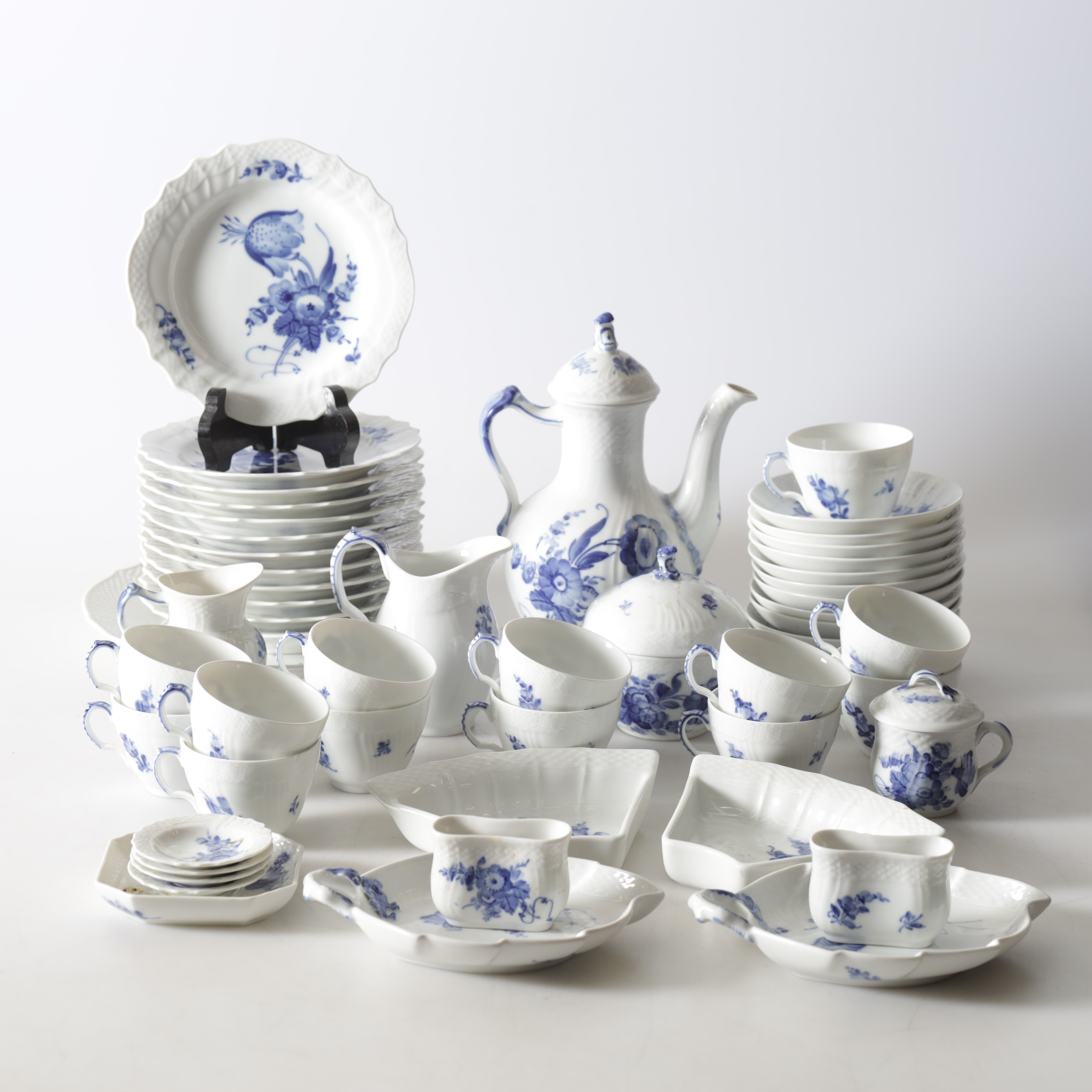 SERVISDELAR, 42 st, porslin, "Blå Blomster", Royal Copenhagen.