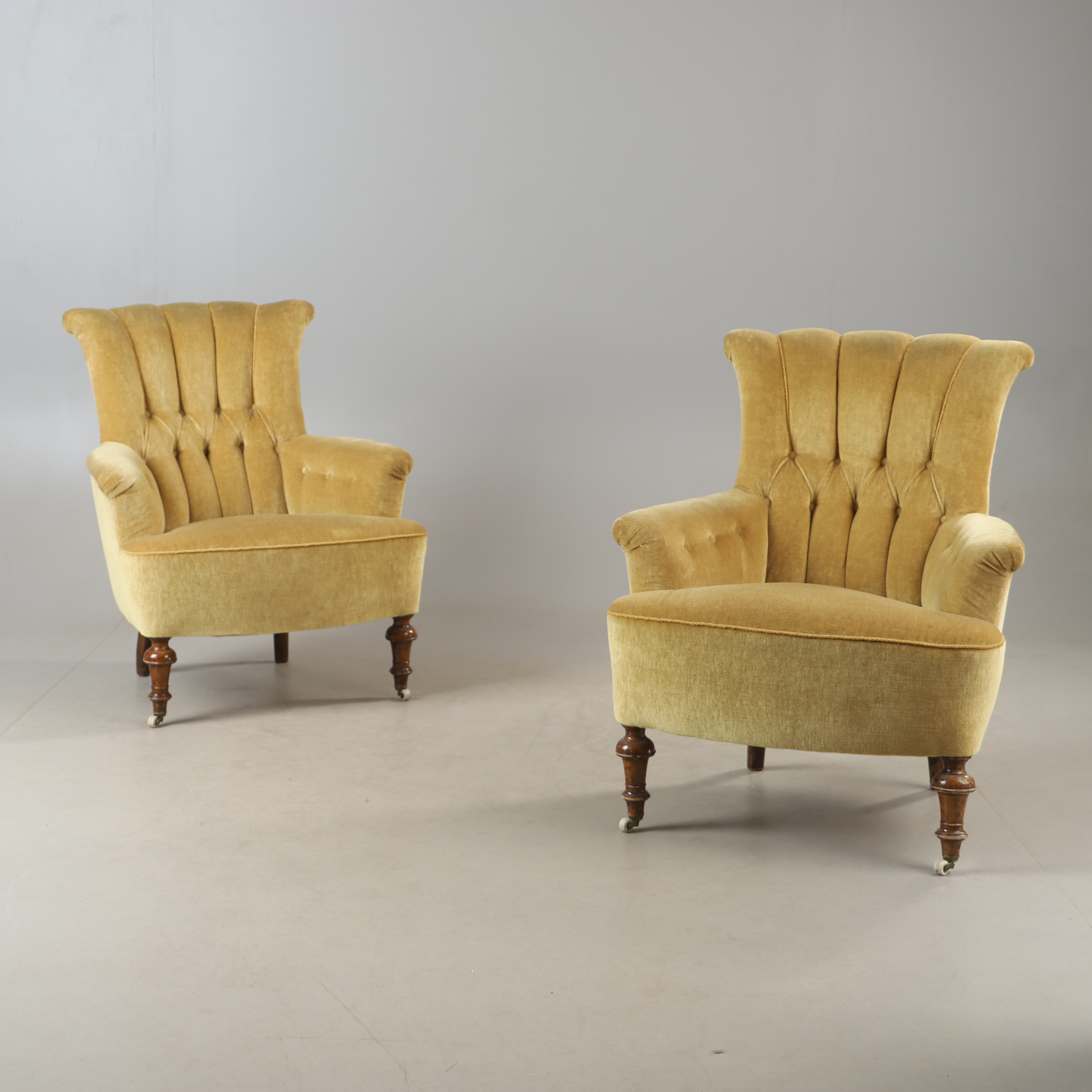 FÅTÖLJER, 1 par, plyschklädsel, 1800/1900-tal.