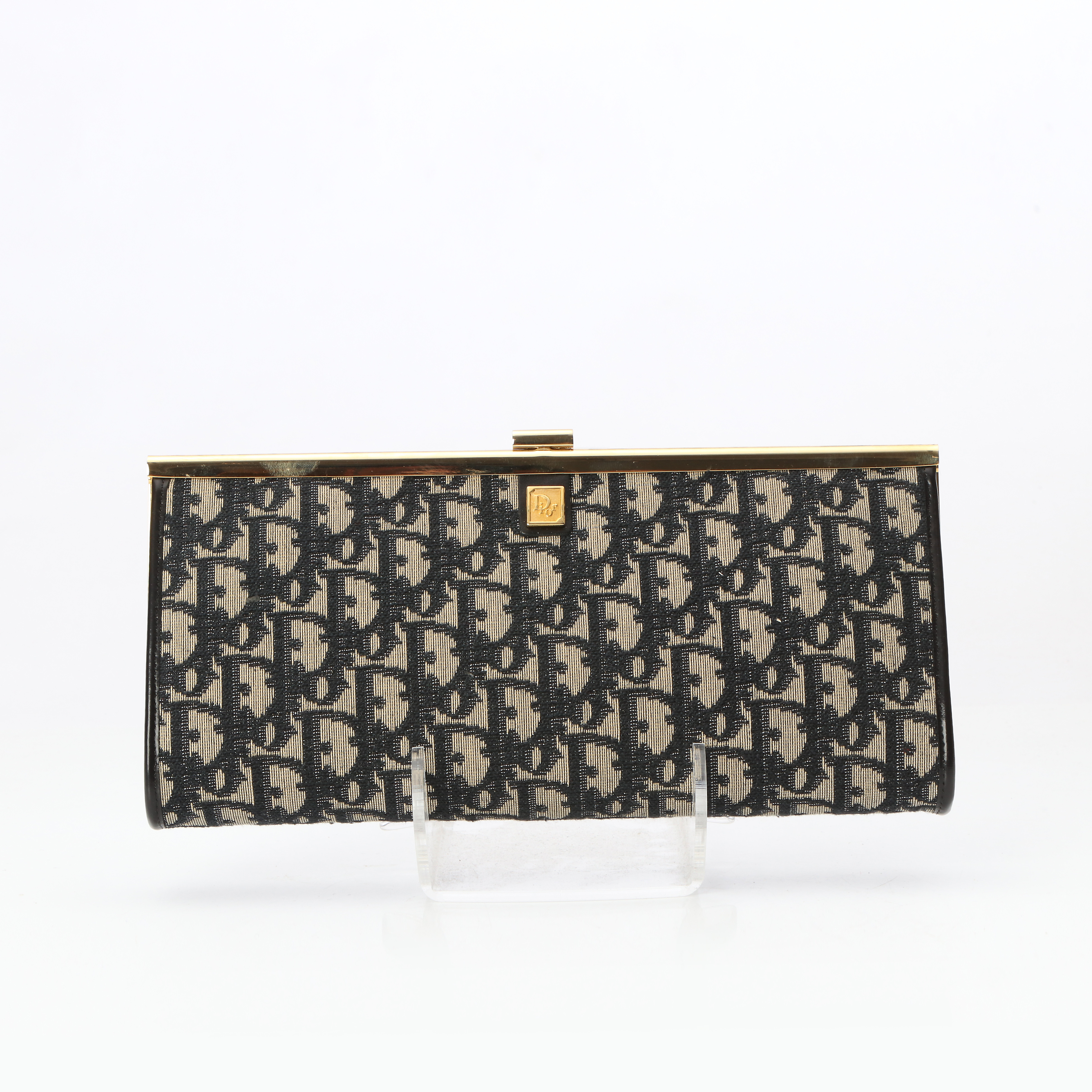 CHRISTIAN DIOR, KUVERTVÄSKA. Monogramcanvas i svart med guldfärgade detaljer.