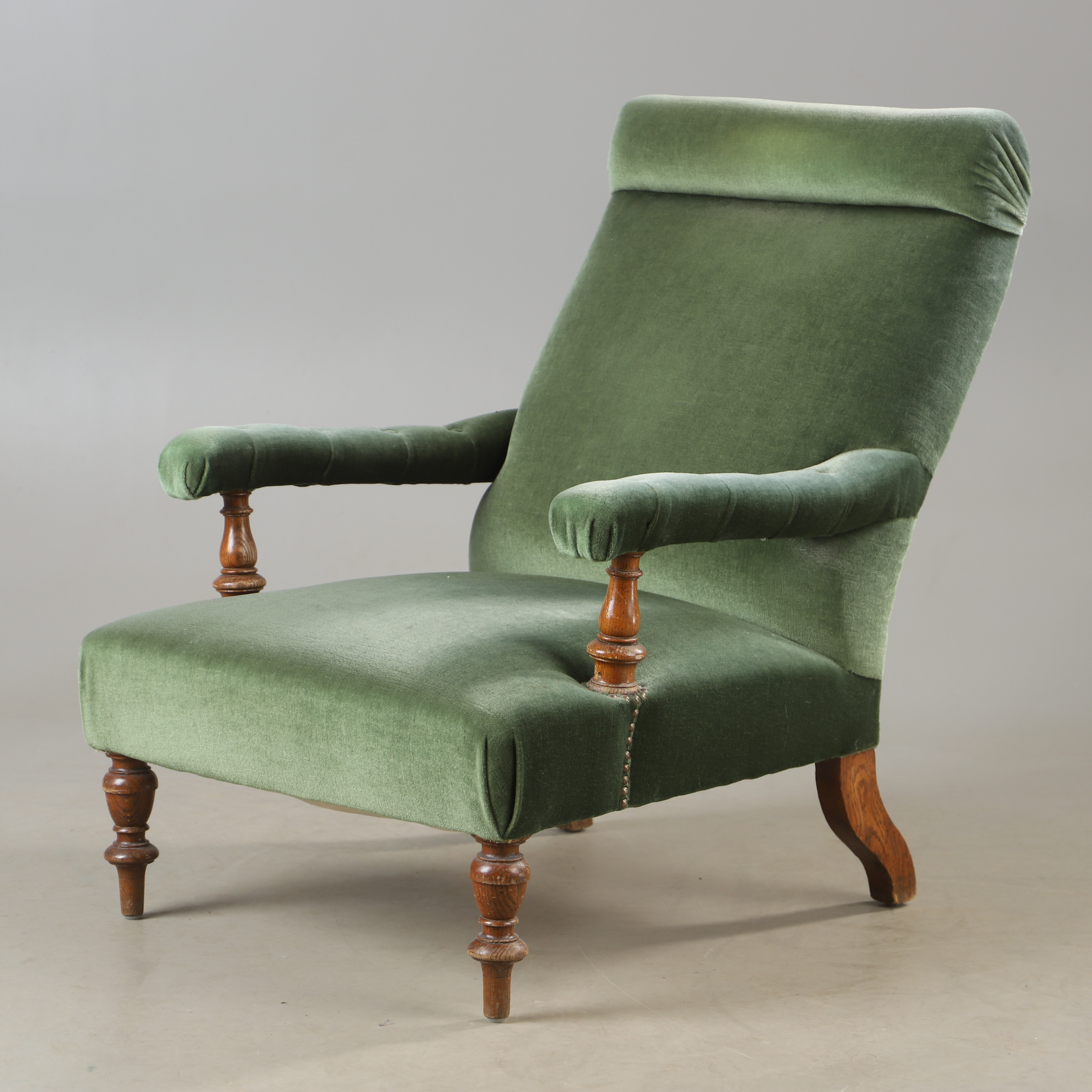 FÅTÖLJ, plyschklädsel och ek, 1800/1900-tal.