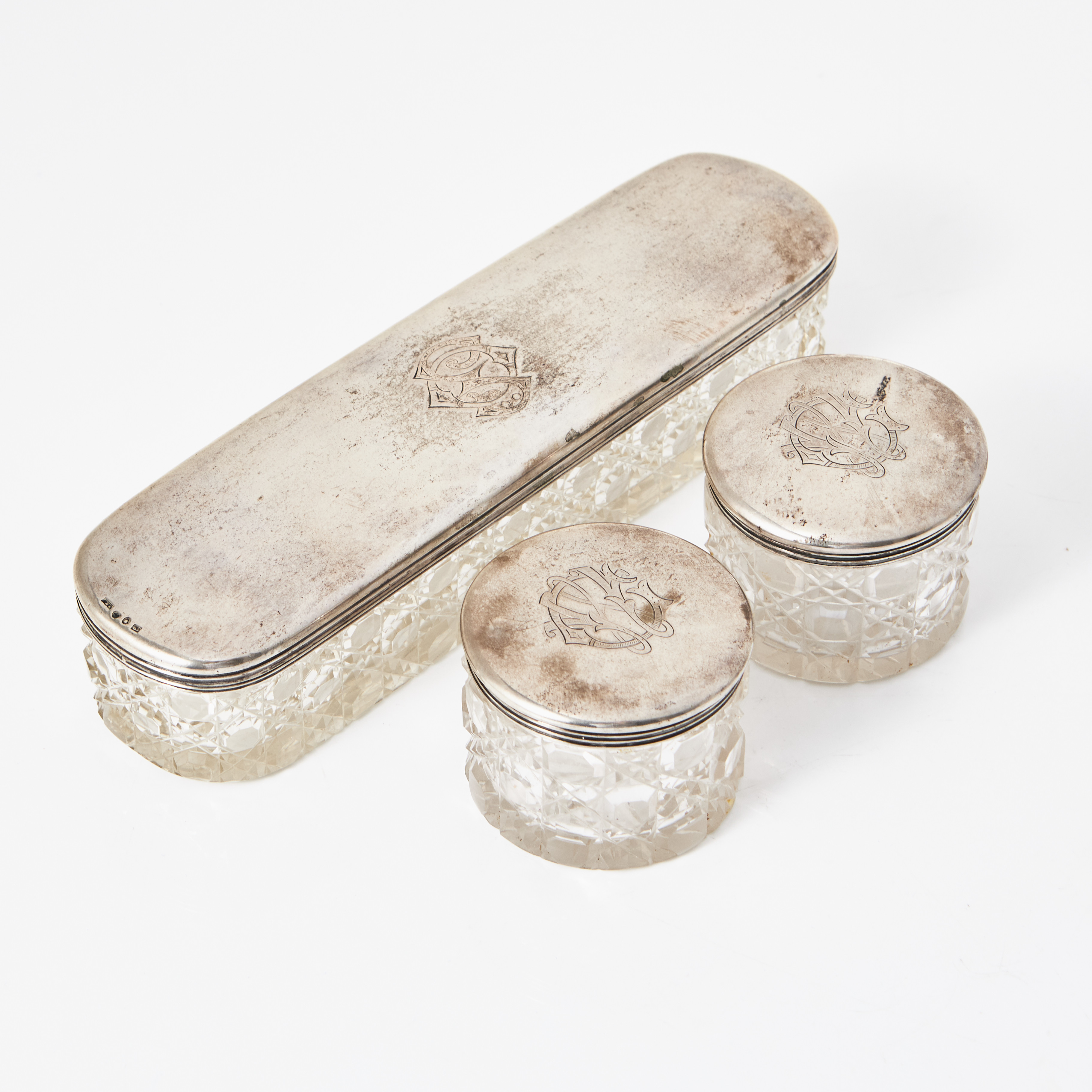 TOILETTEDOSOR, 3 stycken, bl.a. Bernhard Hertz, Stockholm 1912, silver och slipat klarglas.