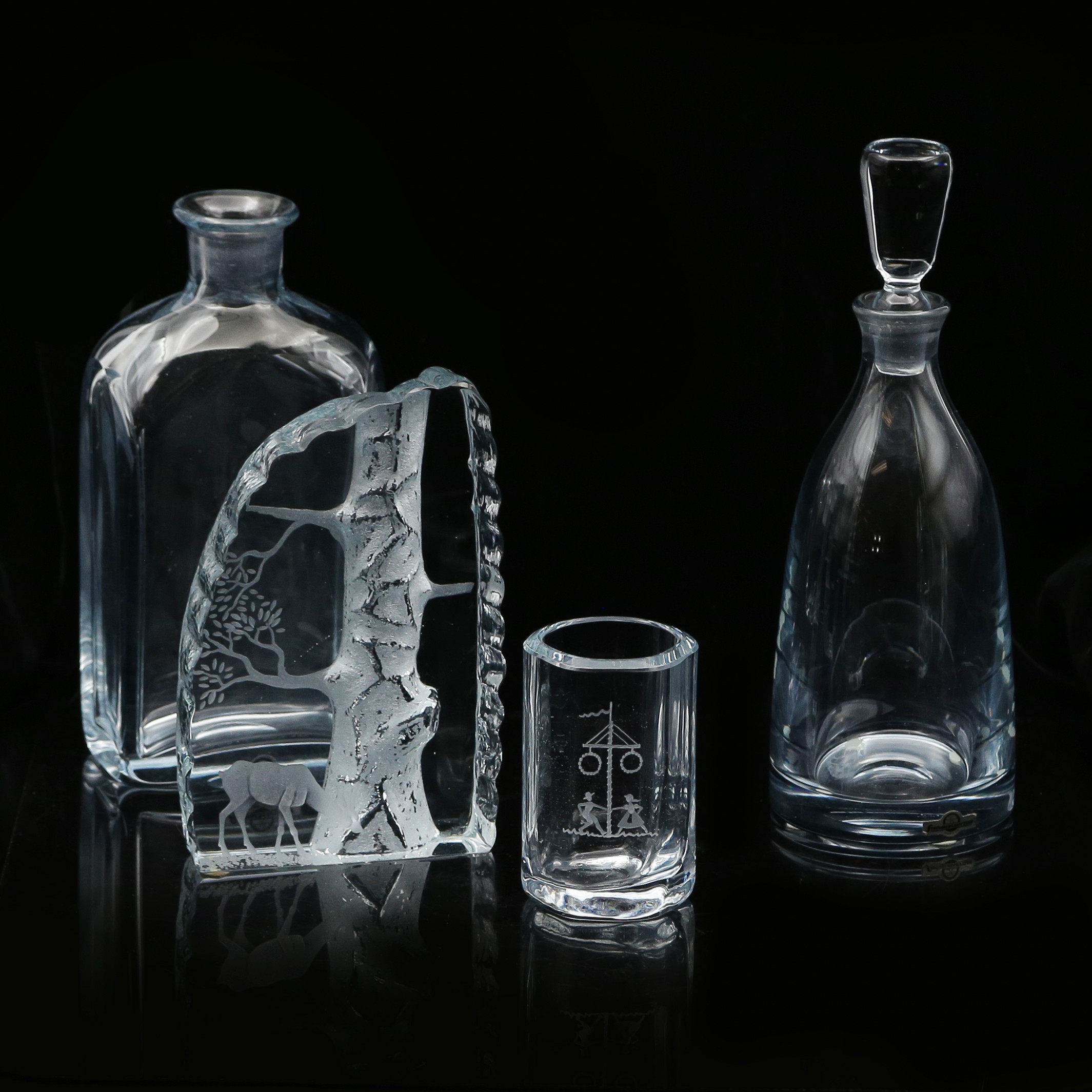 FLASKA, KARAFF, VAS SAMT GLASSKULPTUR, STRÖMBERGSHYTTAN, SIGNERADE.