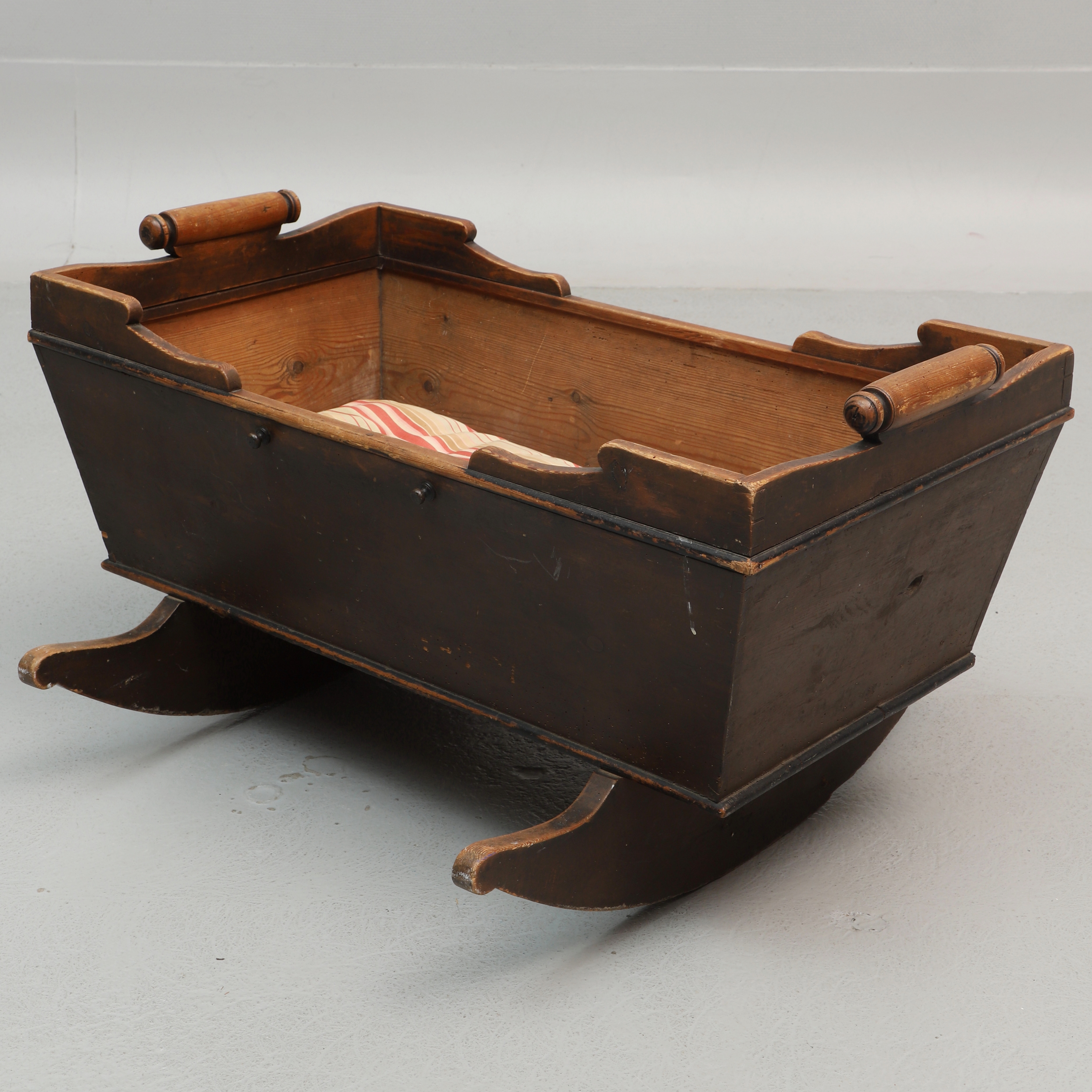 VAGGA, trä, 1800-tal.