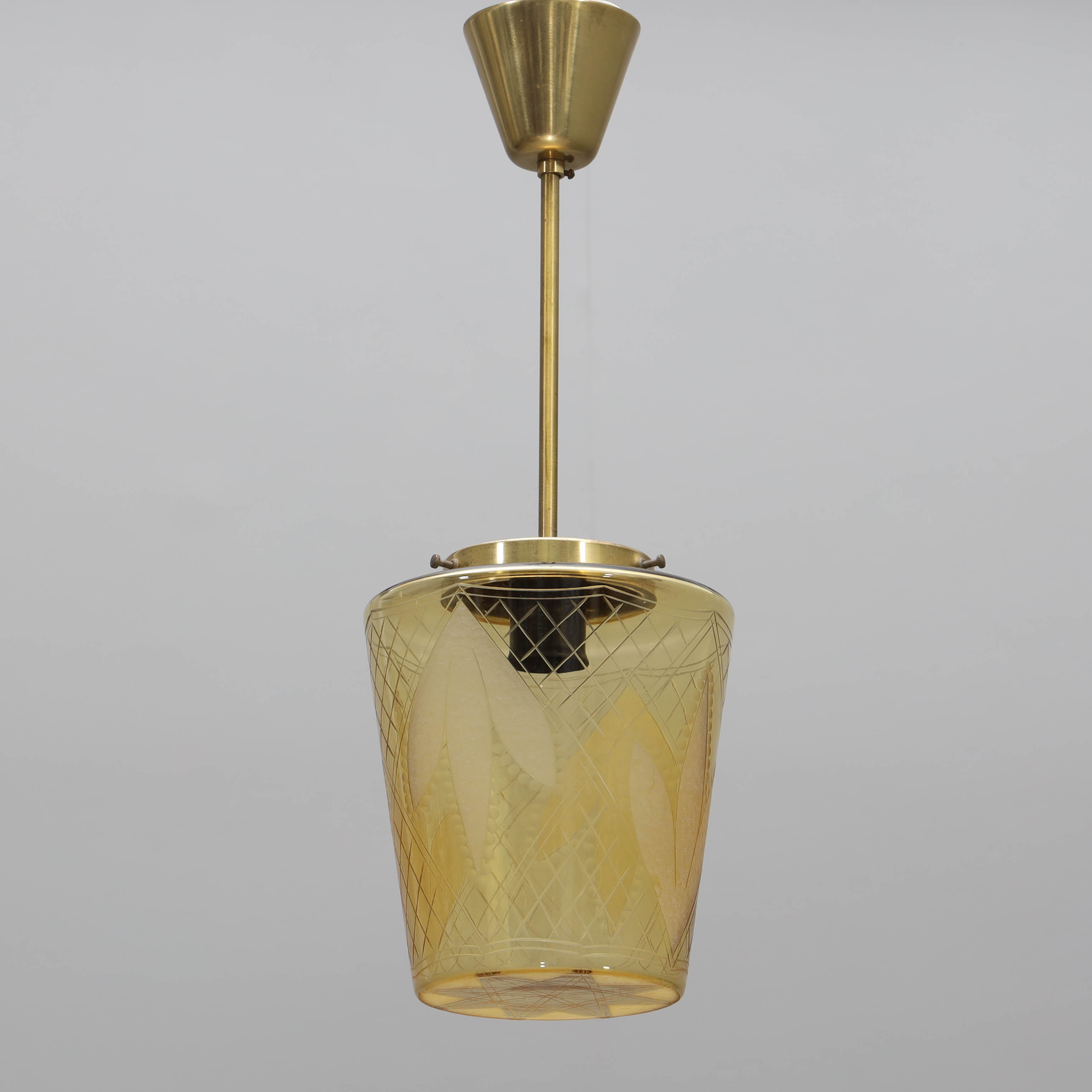 TAKLAMPA/PENDEL, slipad dekor, mässing, 1930/40-tal.