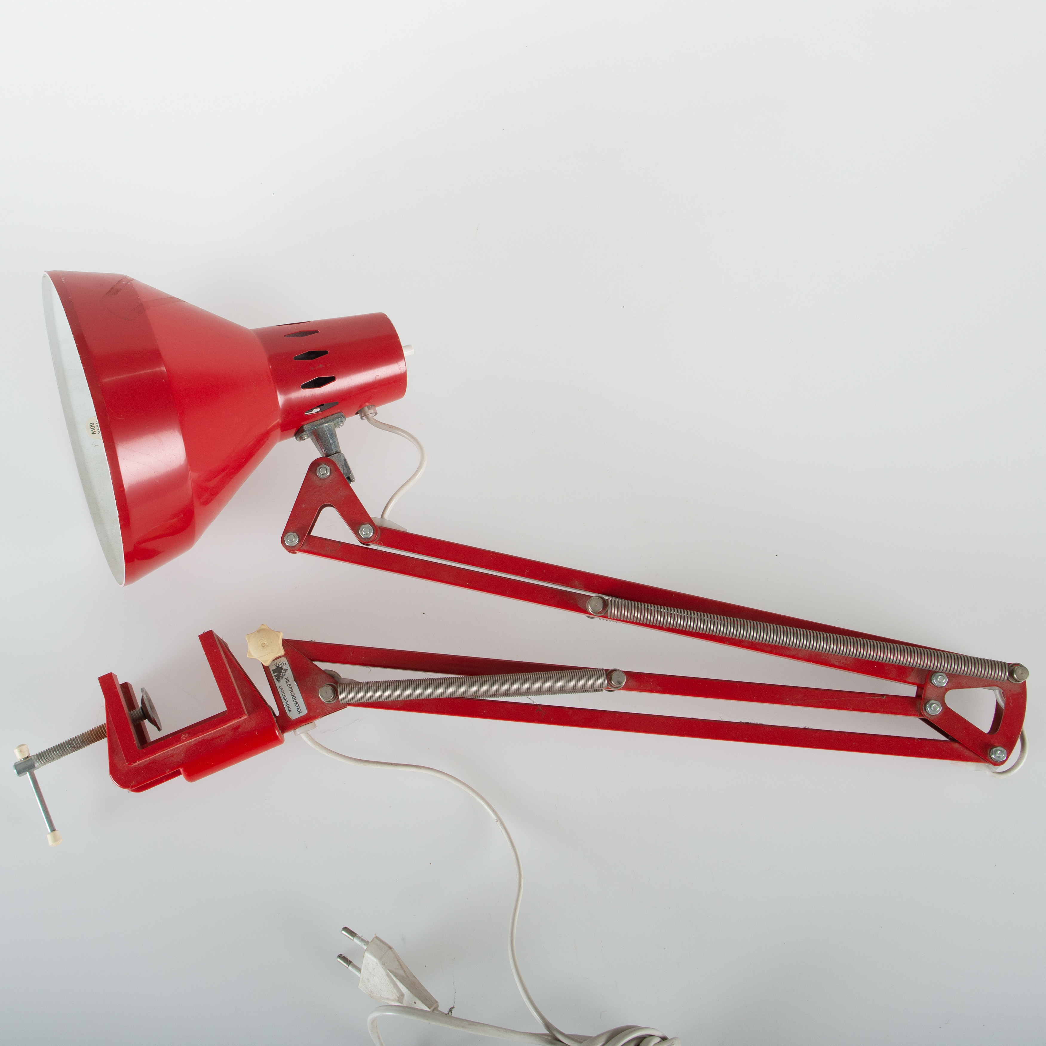 SKRIVBORDSLAMPA. Pileprodukter, Landskrona, rödlackerad metall.