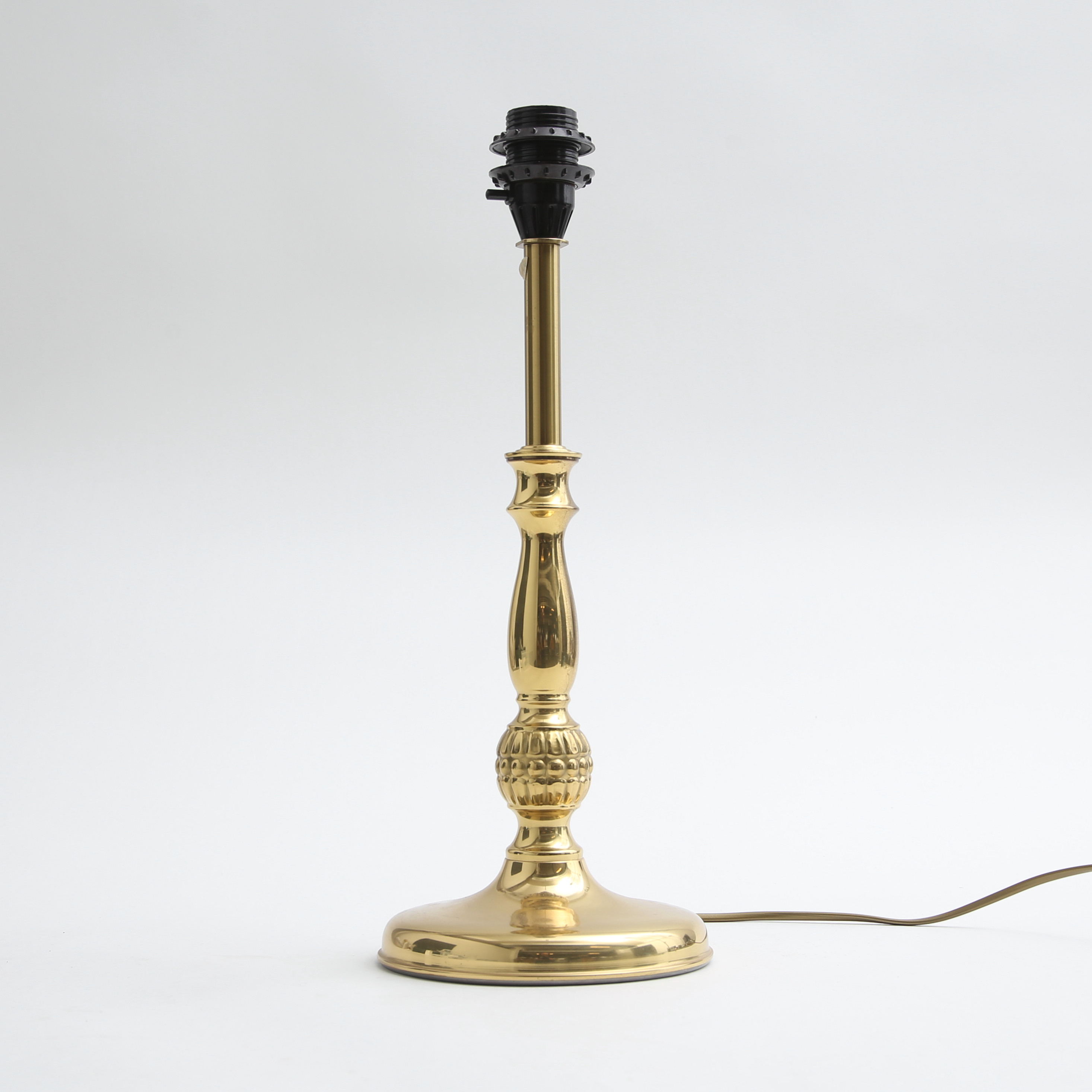 BORDSLAMPA, gulmetall, 32 B3, MAE, 1900-talets andra hälft.