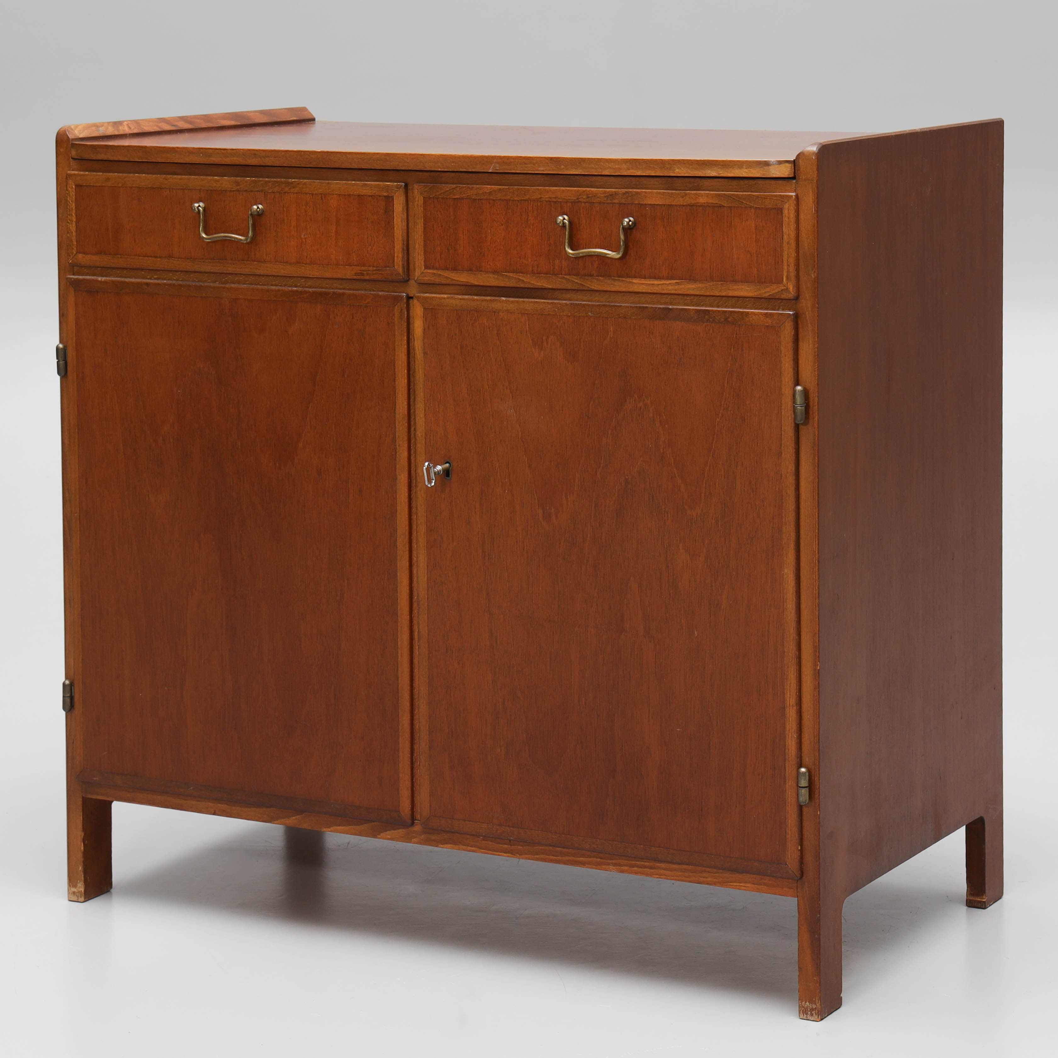 SKÅP, fanérad i teak, utdragbar skiva, 1950/60-tal.
