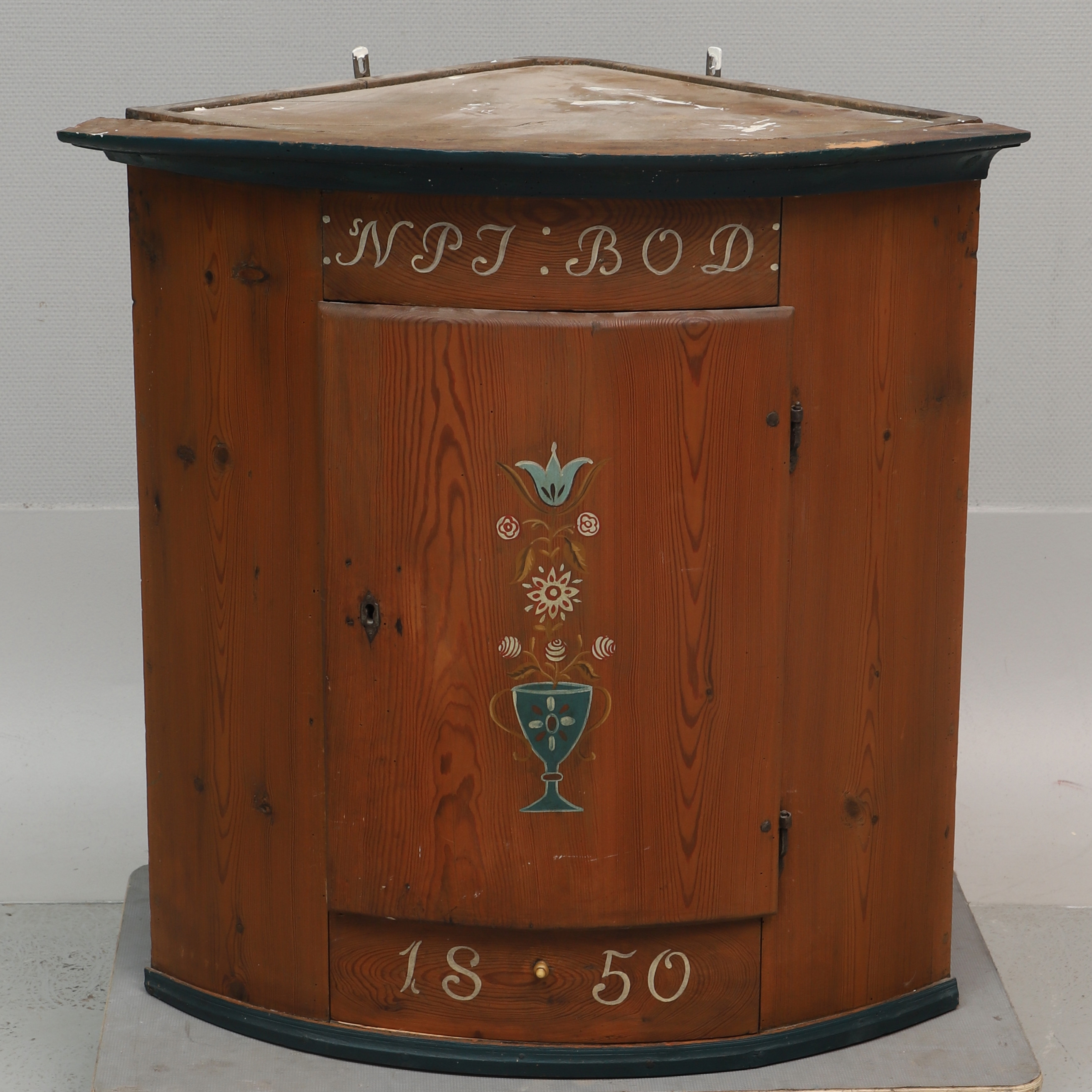 HÖRNVÄGGSKÅP, allmoge, 1800-tal.