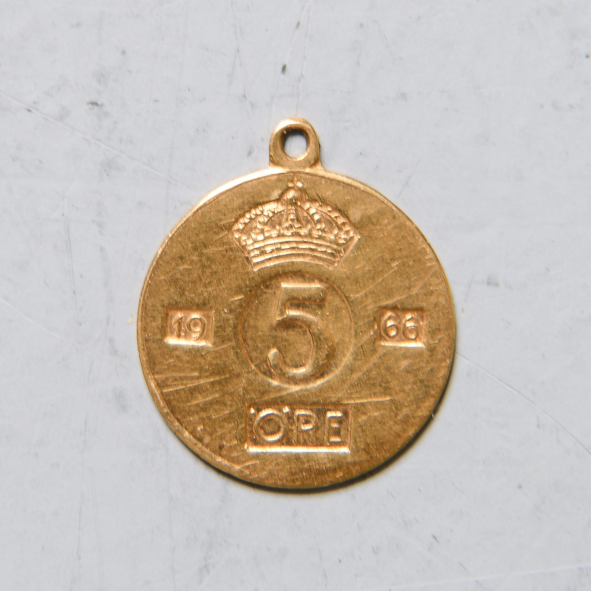 HÄNGE, 18K guld, Gustaf VI Adolf 5-Öre 1966.