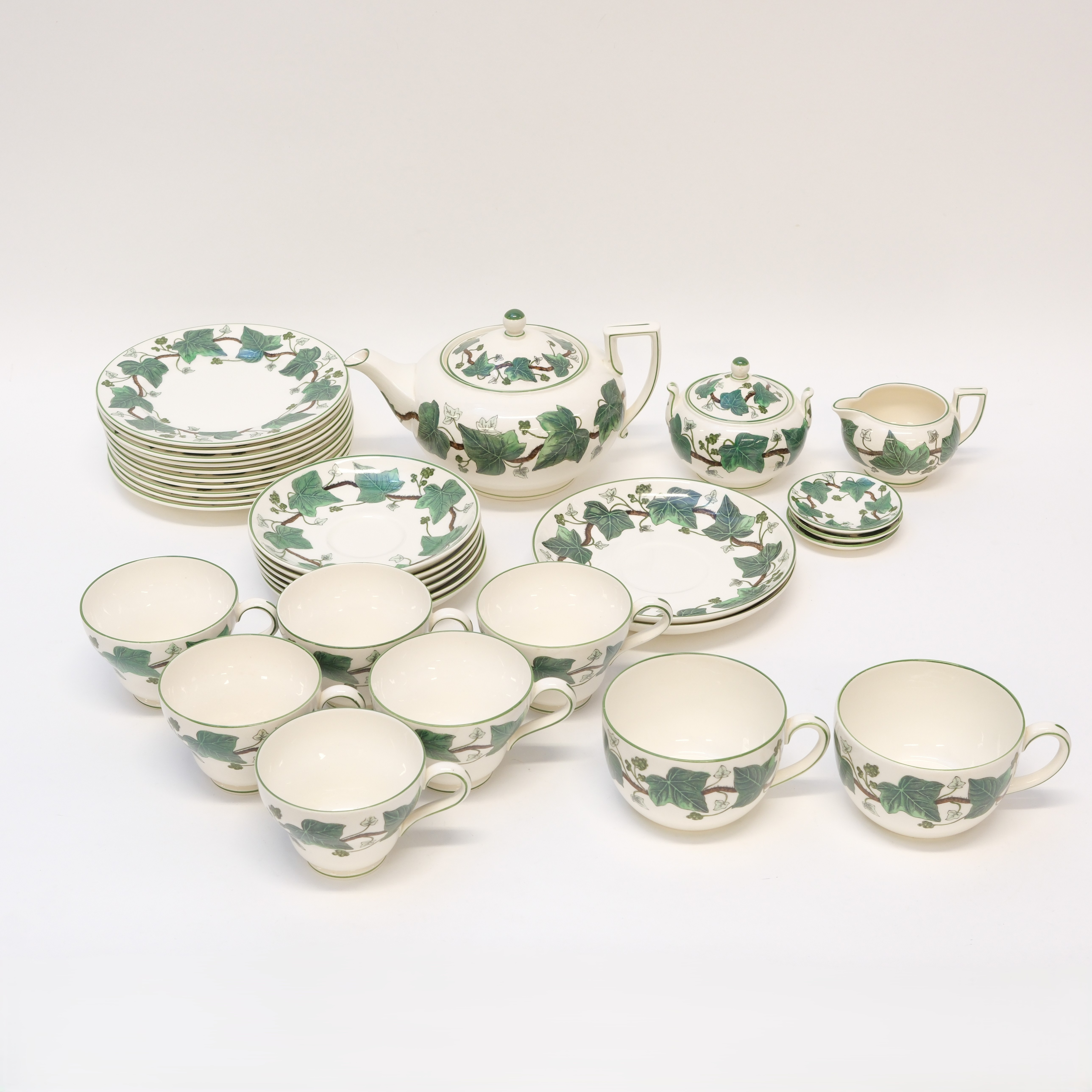 WEDGWOOD, ENGLAND SERVISDELAR " NAPOLEON IVY " KAFFE OCH TE, 32 DELAR.