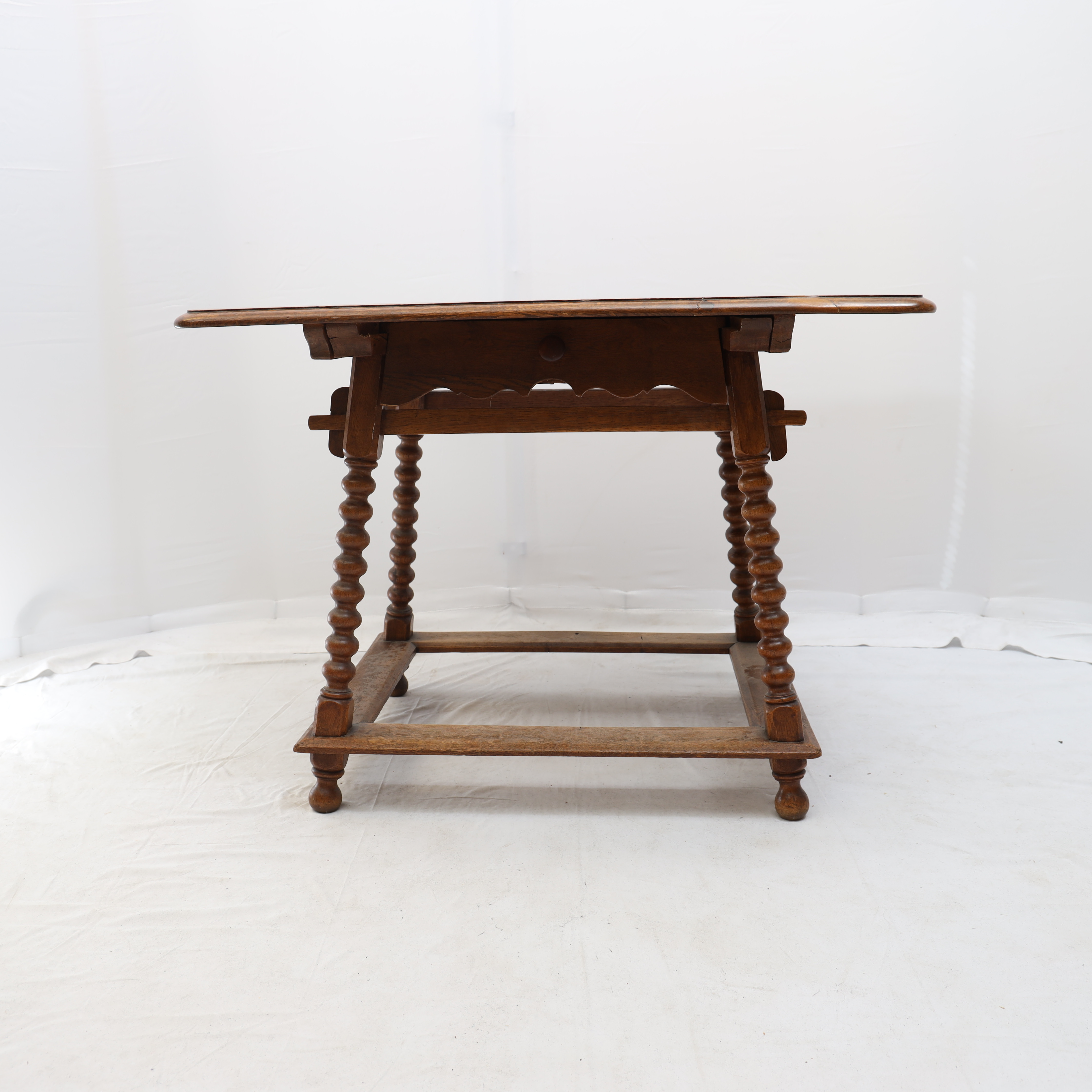 BORD, barockstil, 1800-tal, ek, sarg med en låda. Spiralvridna ben. Profilerad skiva.