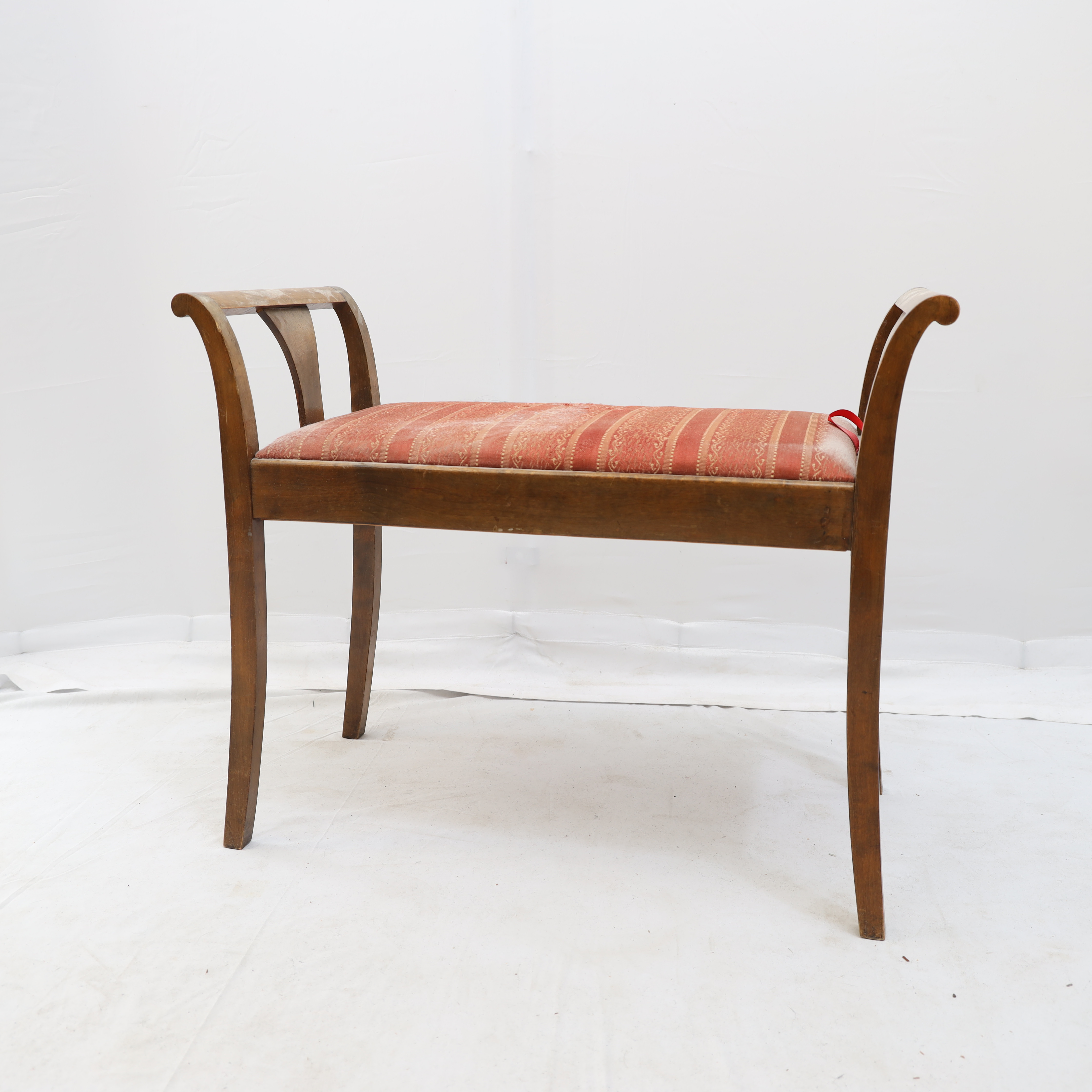 TABURETT, 1900-talets första hälft, bonad björk med textil lösstoppad sits.