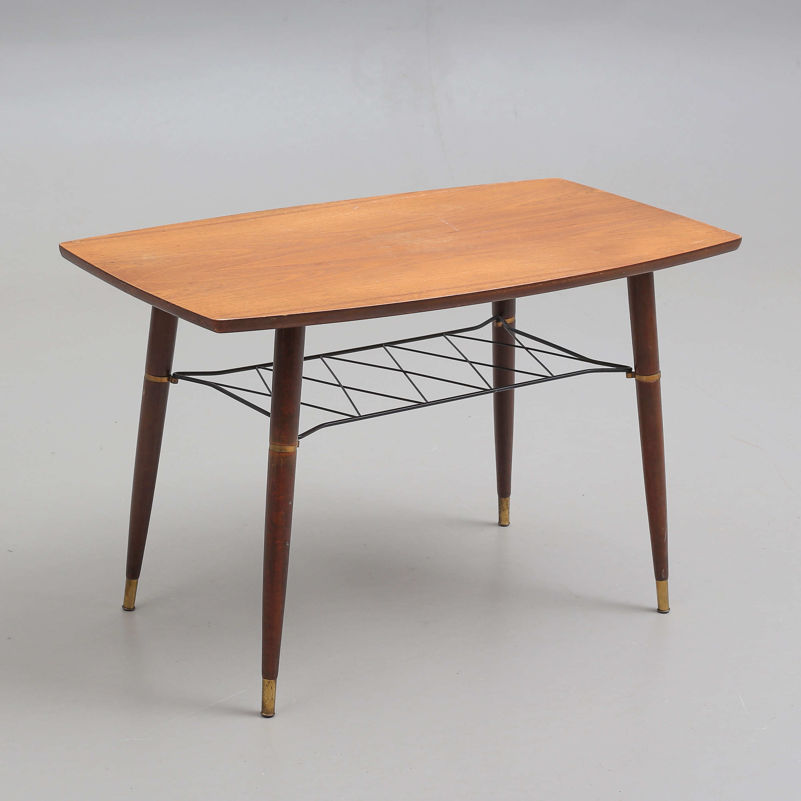 SOFFBORD, med tidningshylla i stringmodell, 1950/60-tal.