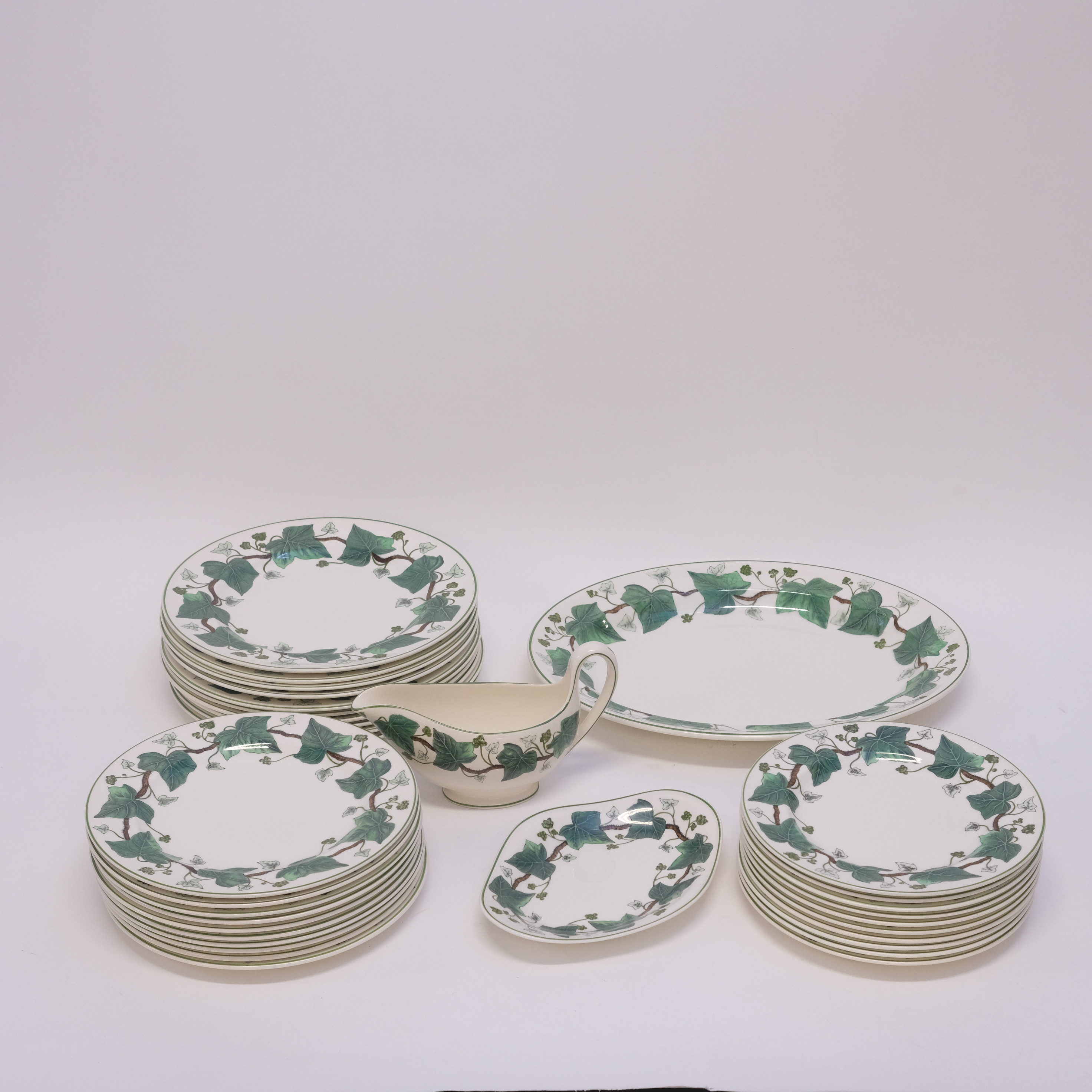 WEDGWOOD, ENGLAND, MATSERVISDELAR " NAPOLEON IVY ", 33 DELAR.