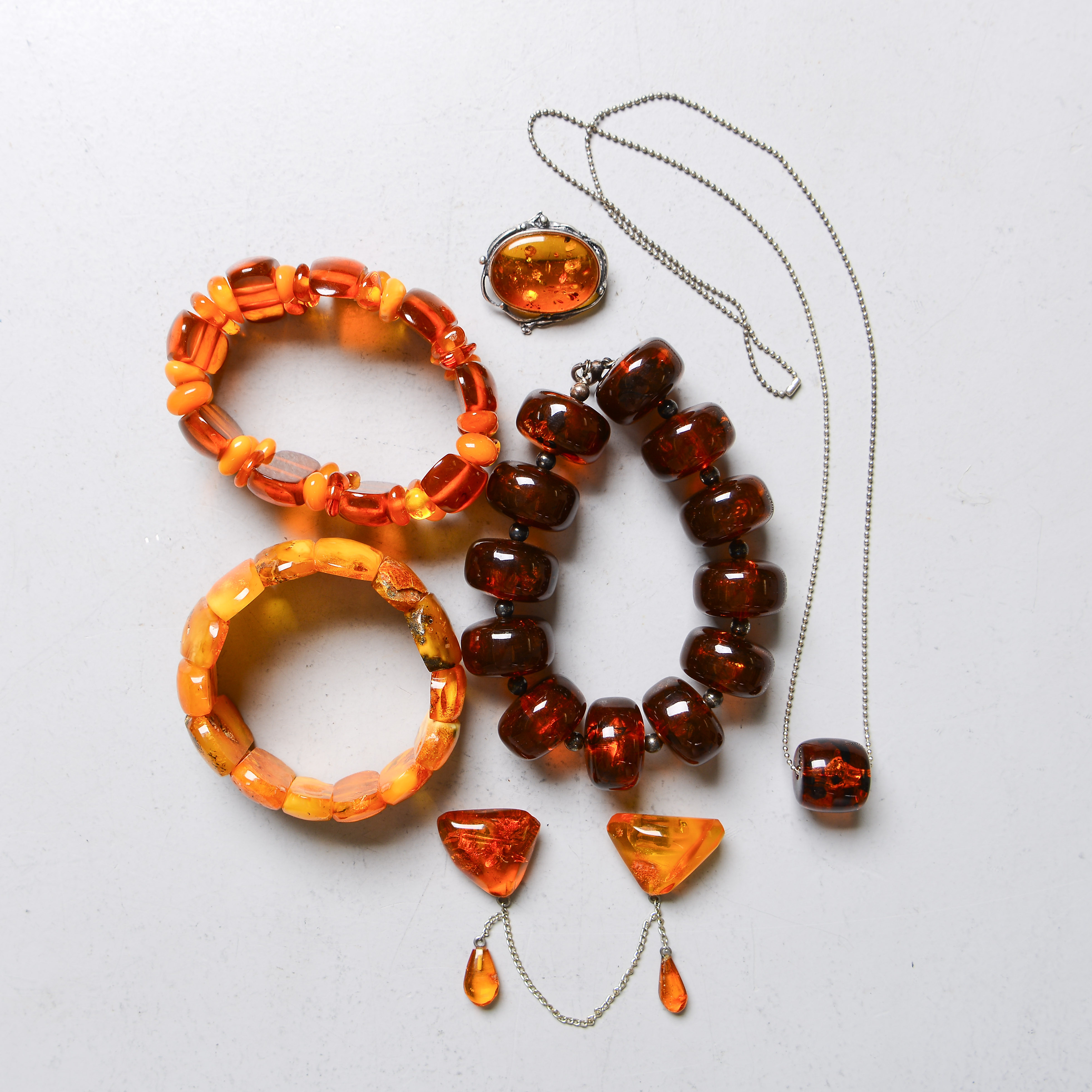 BÄRNSTEN, armband, halsband och broscher, 6 delar.