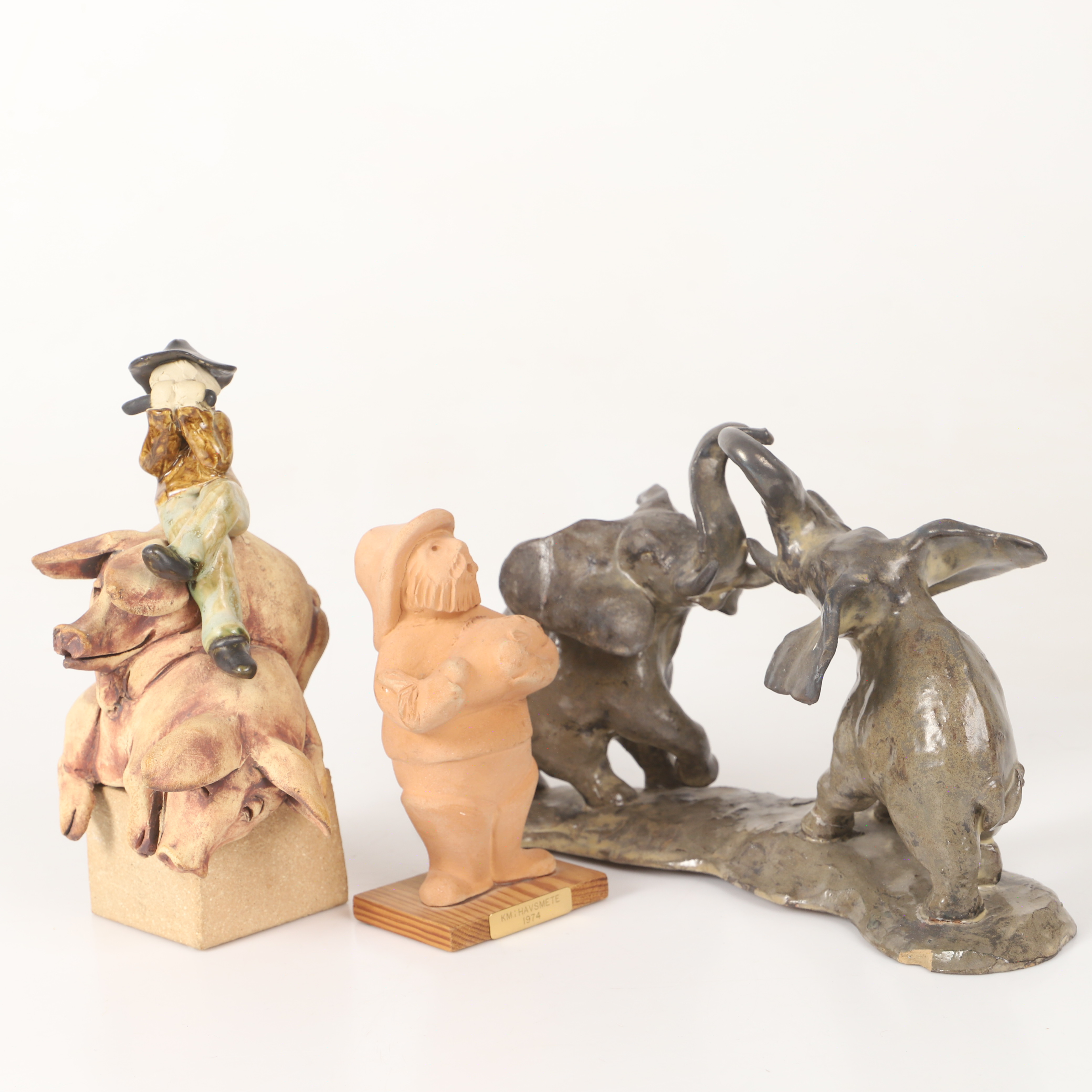 KLAS-GÖRAN ”KLASE JR” KLAESSON (1945–2024). Figuriner, 3 stycken, lergods, Höganäs, signerade.