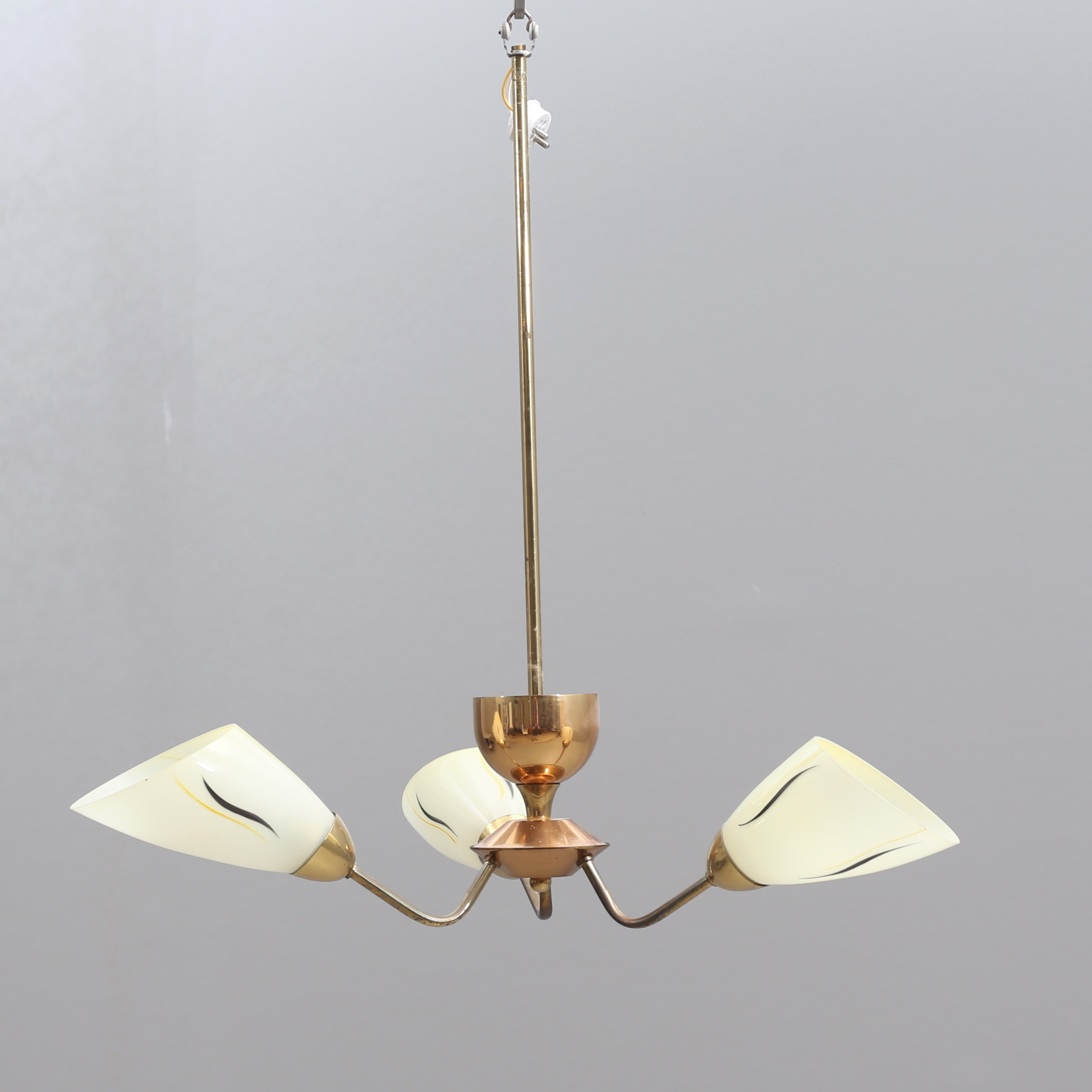 TAKLAMPA, trearmad, mässing/glas, 1900-talets mitt.