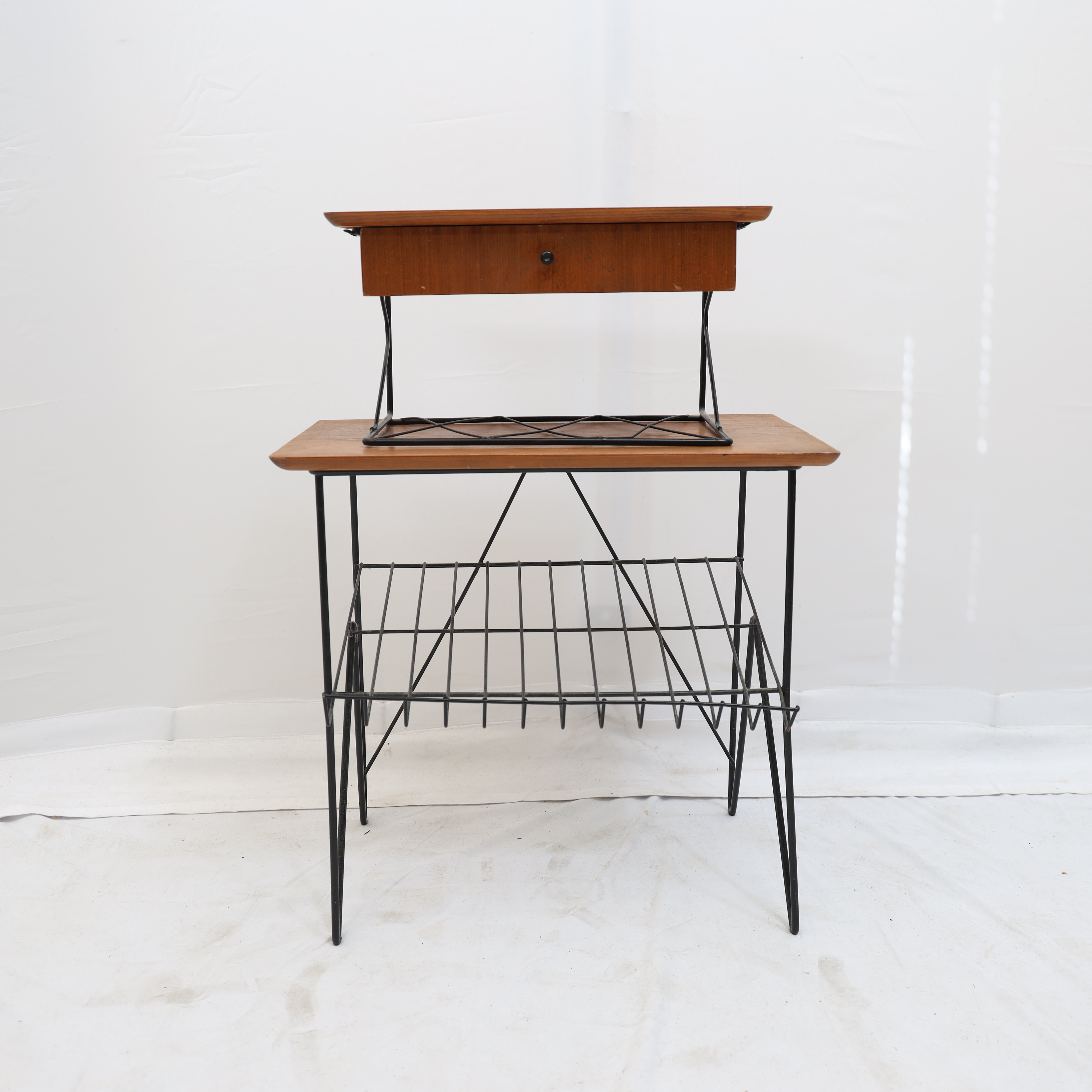 MÖBLER 2 delar, 19650-tal, teak samt svartlackad metall. Vägghylla med en låda.