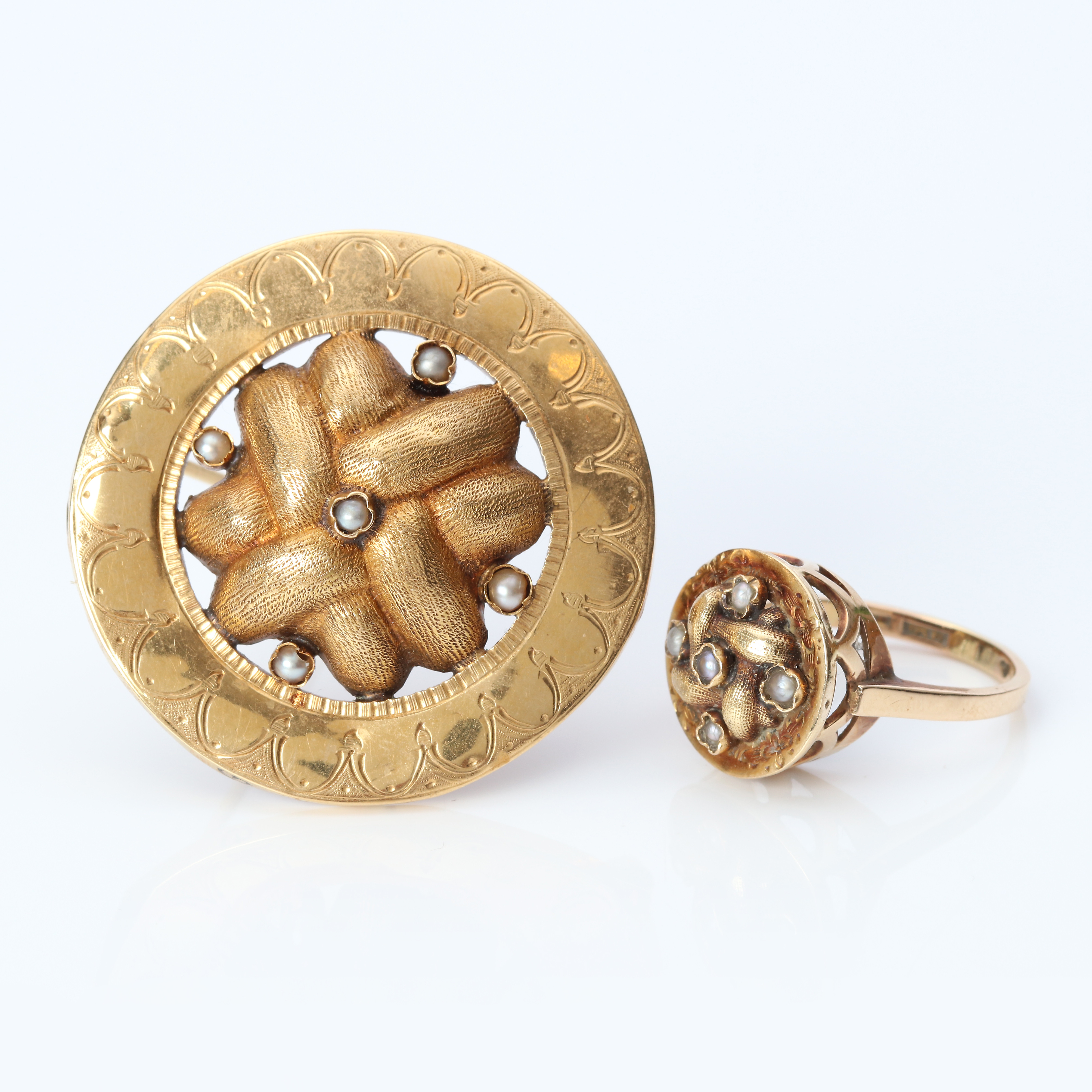 BROSCH OCH RING. 18g guld med fröpärlor, 1800-tal, totalvikt ca 11,6 gram.