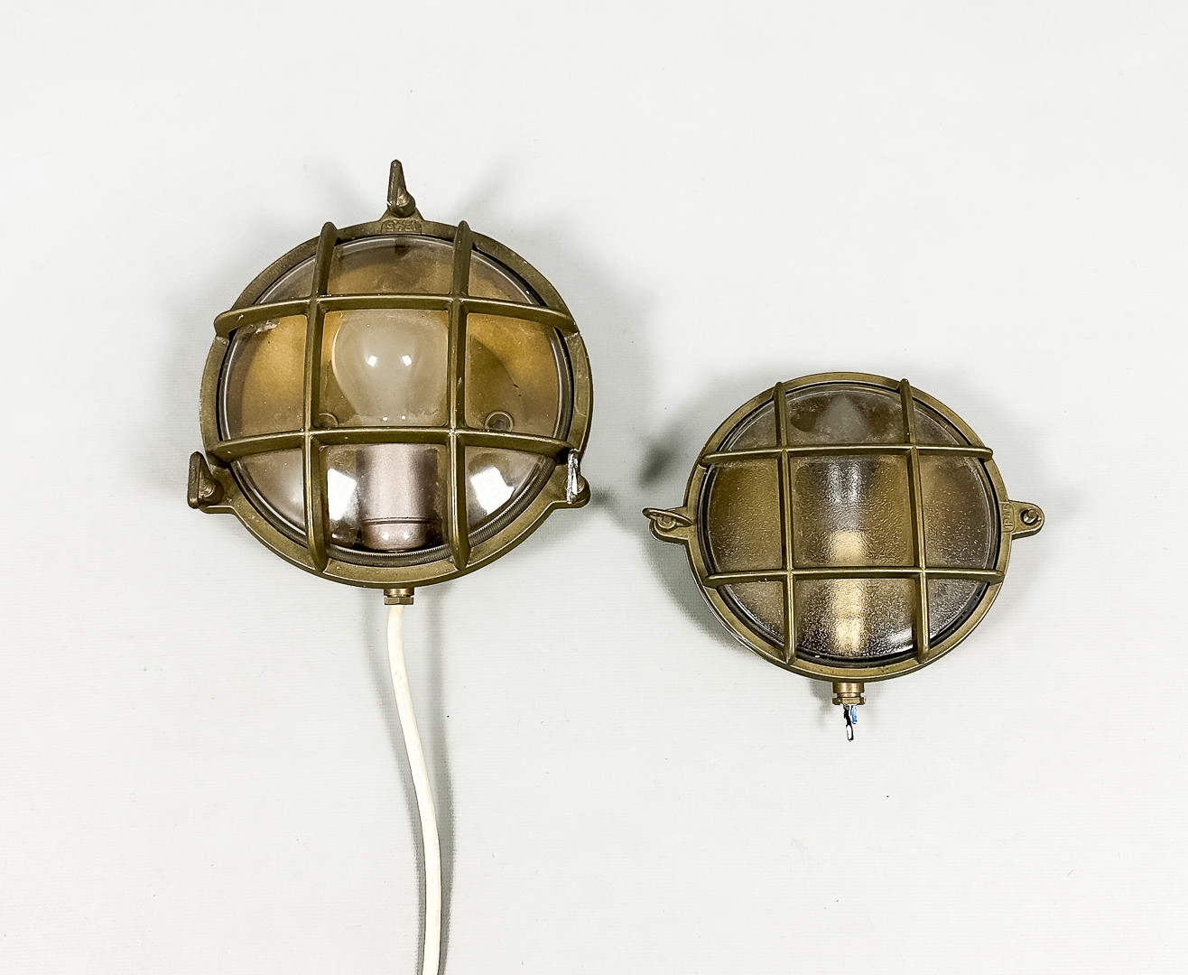 VÄGGLAMPOR, 2 st, mässing, glas, Italien.