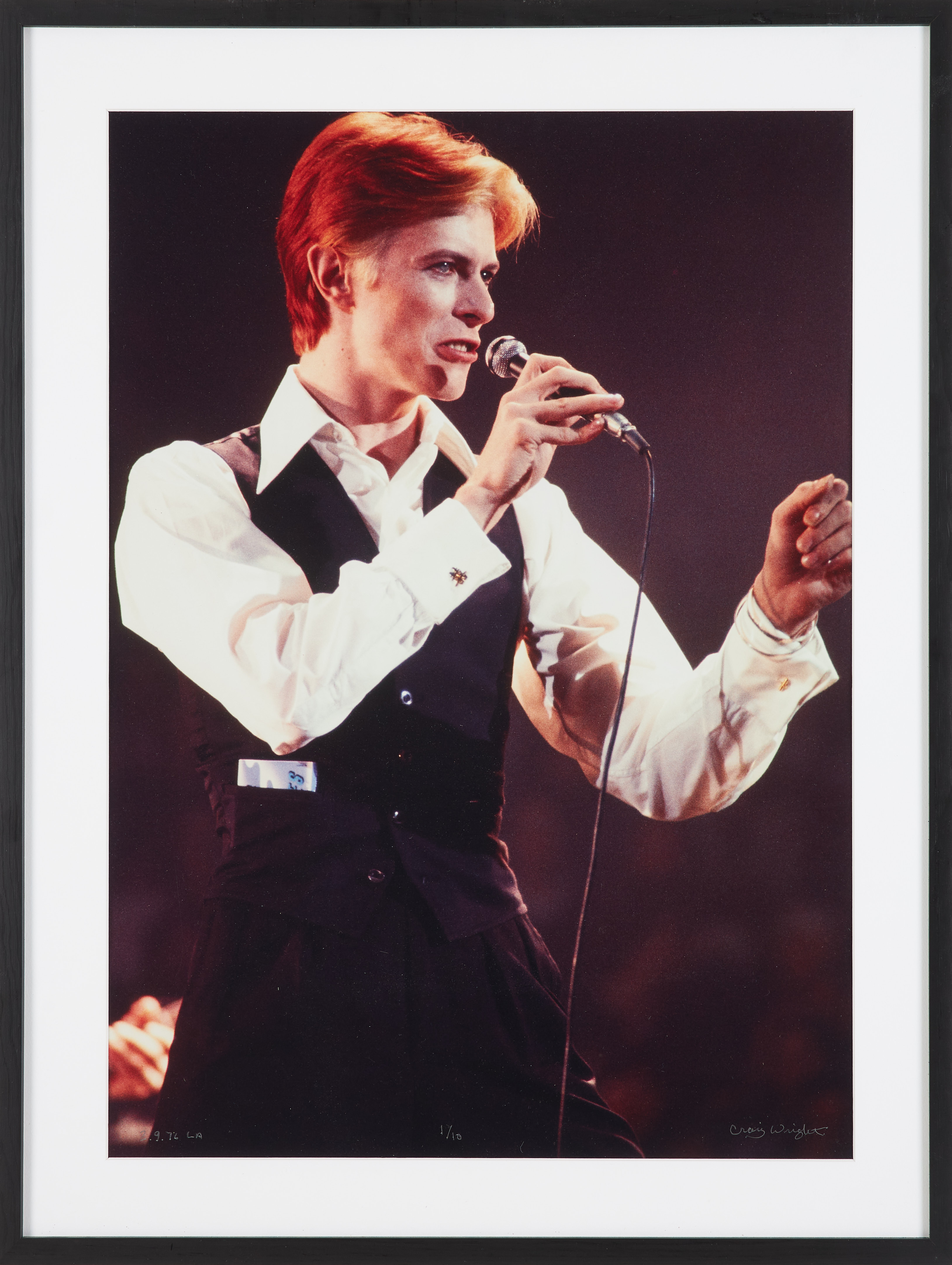 CRAIG WRIGHT (USA, FÖDD 1950) & ED FINNELL (USA/Sverige, född 1956). David Bowie som "The Thin White Duke", Los Angeles Forum, 9 februari 1976, "Station to Station Tour'', c-print, signerad Craig Wright, numrerad 1/10 samt daterad.