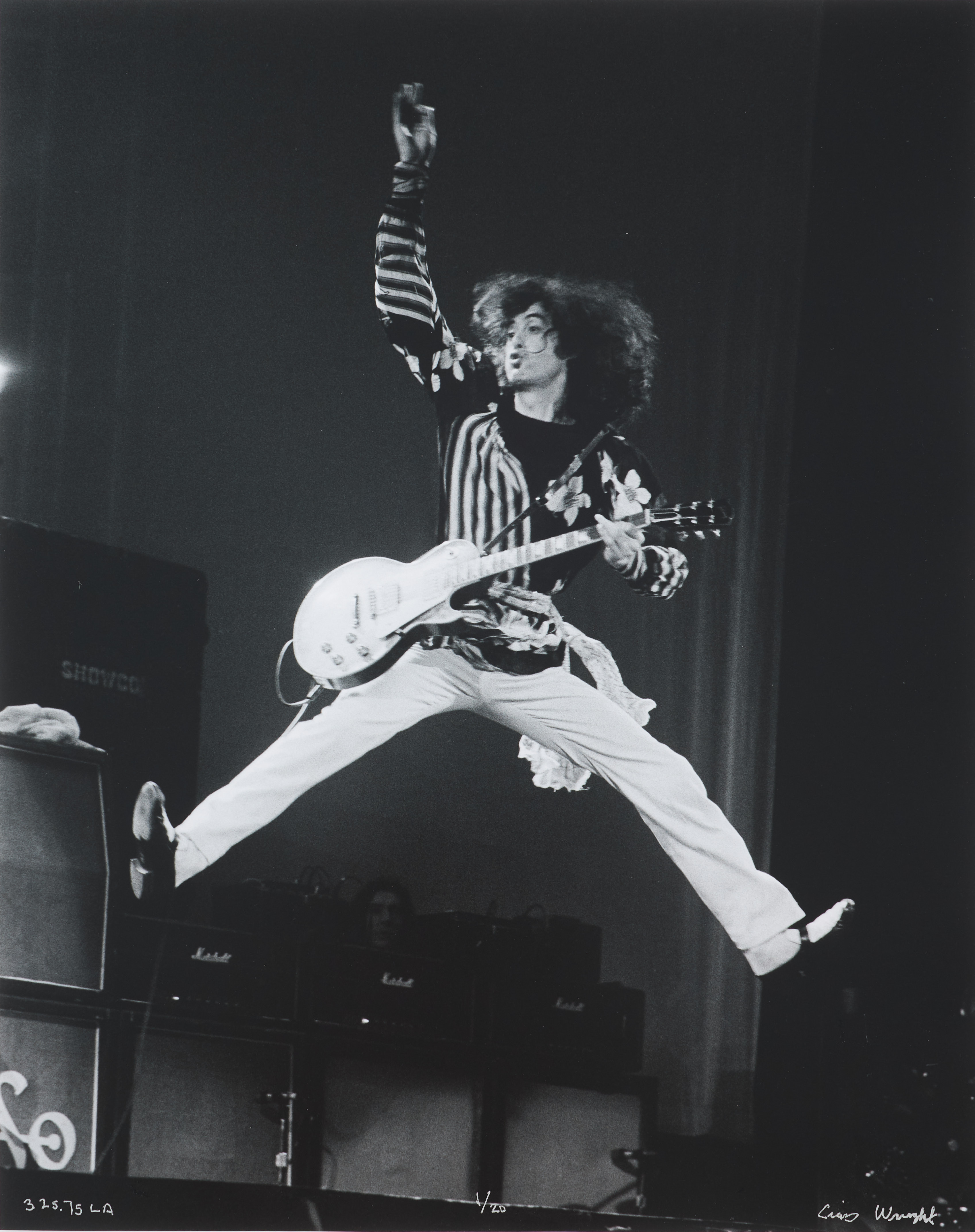 CRAIG WRIGHT (USA, FÖDD 1950) & ED FINNELL (USA/Sverige, född 1956). Jimmy Page, Led Zeppelin, "Physical Graffiti Tour", Los Angeles Forum, 25 Mars, 1975, signerad Craig Wright samt numrerad 1/20.
