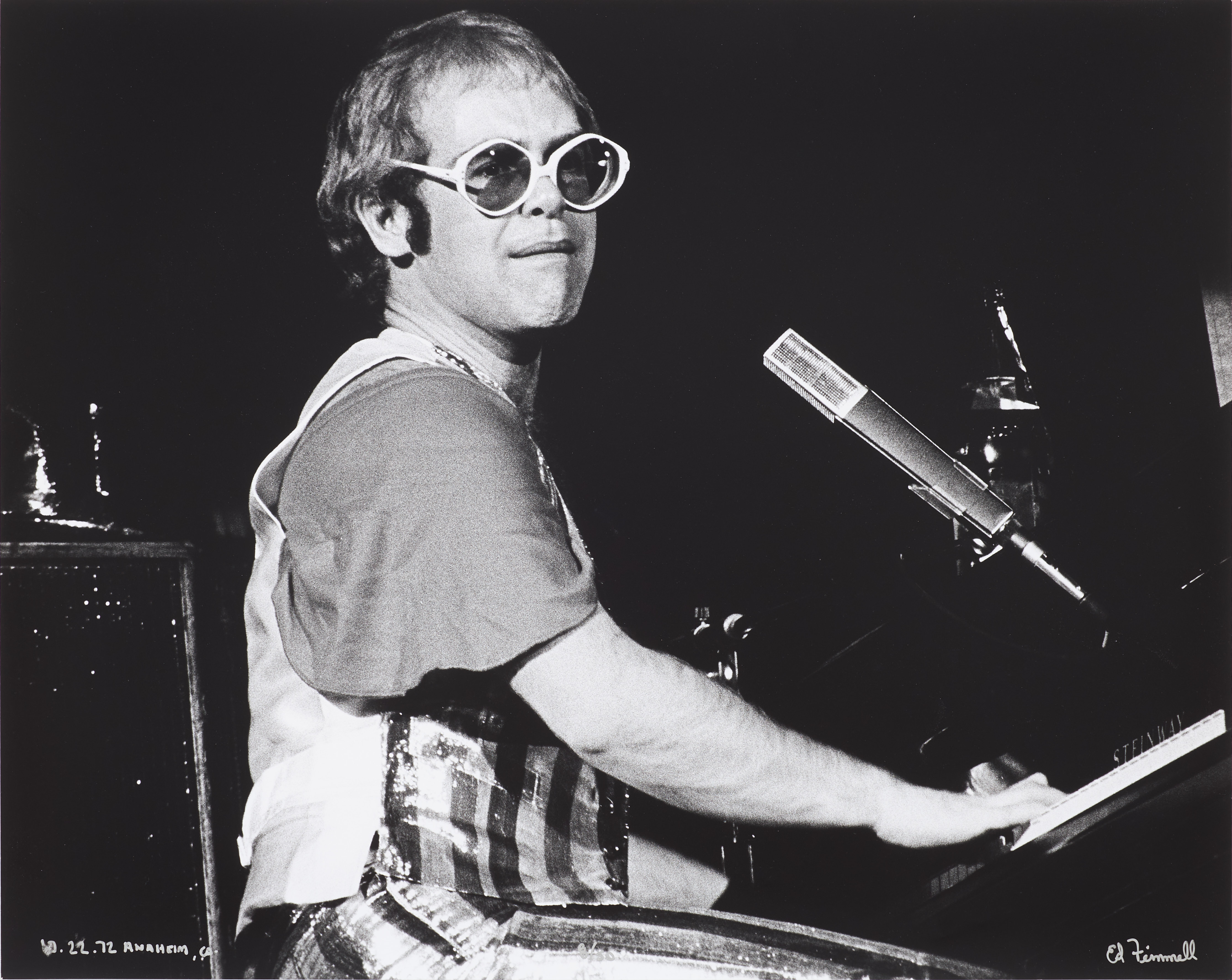 ED FINNELL (USA/SVERIGE, FÖDD 1956). Sir Elton John, "Honky Chateau Tour", Anaheim, Convention Center, Kalifornien, 22 Oktober 1972, signerad Ed Finnell, numrerad 8/50.