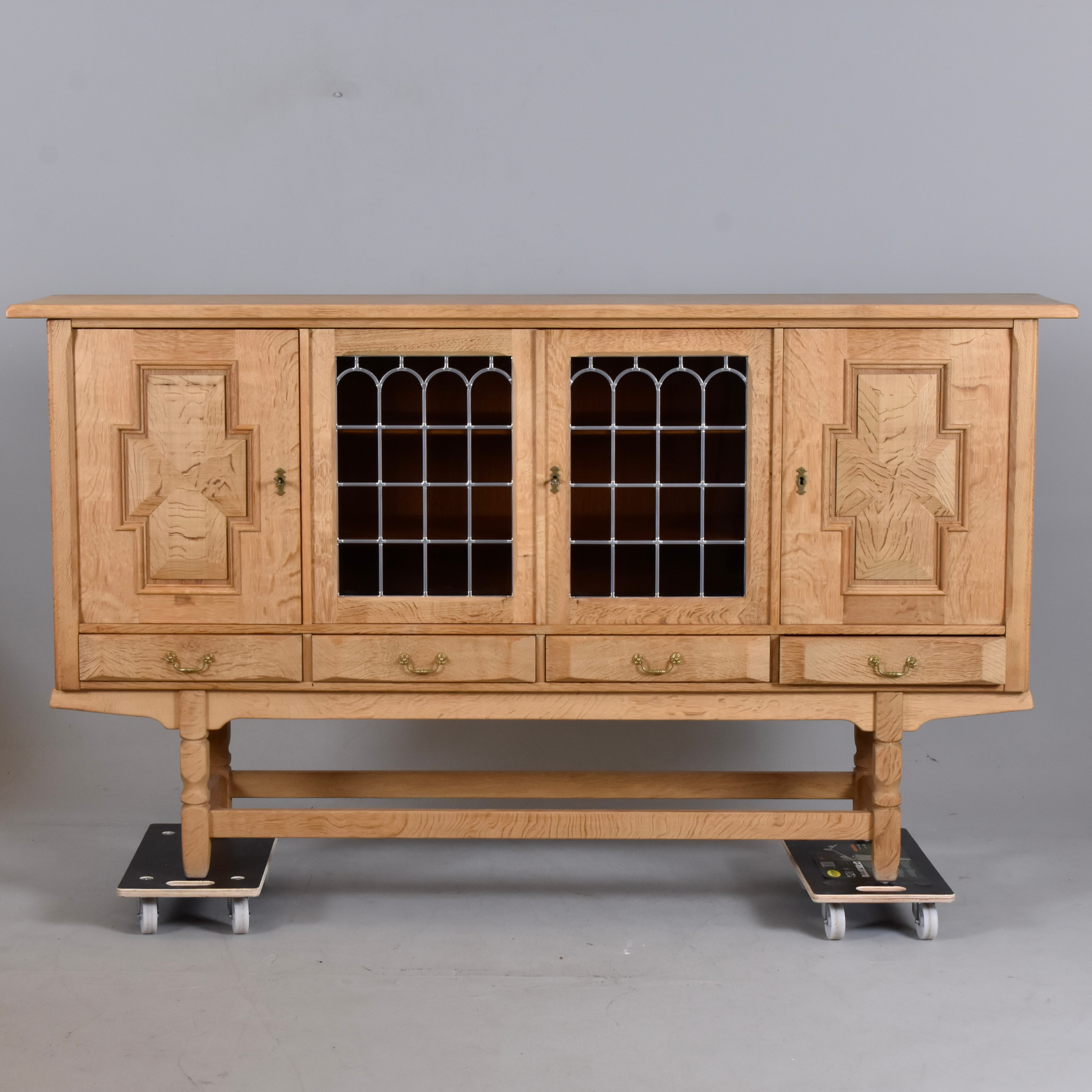 SKÄNK I EK. Henning Kjaernulf-stil. Danmark, andra hälften av 1900-talet.