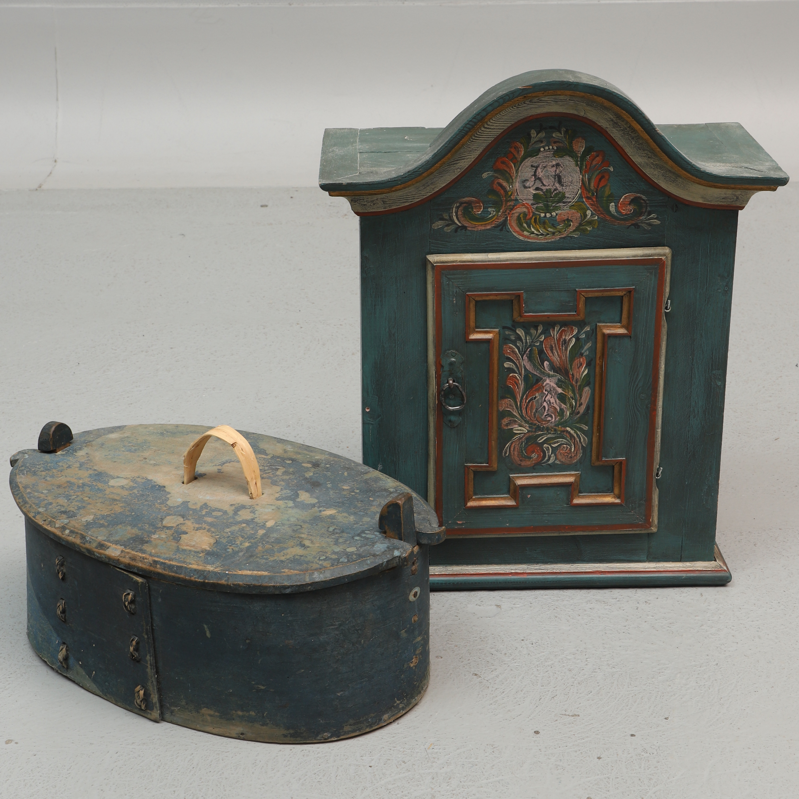 SVEPASK & VÄGGSKÅP, trä, allmoge, 1800-tal.